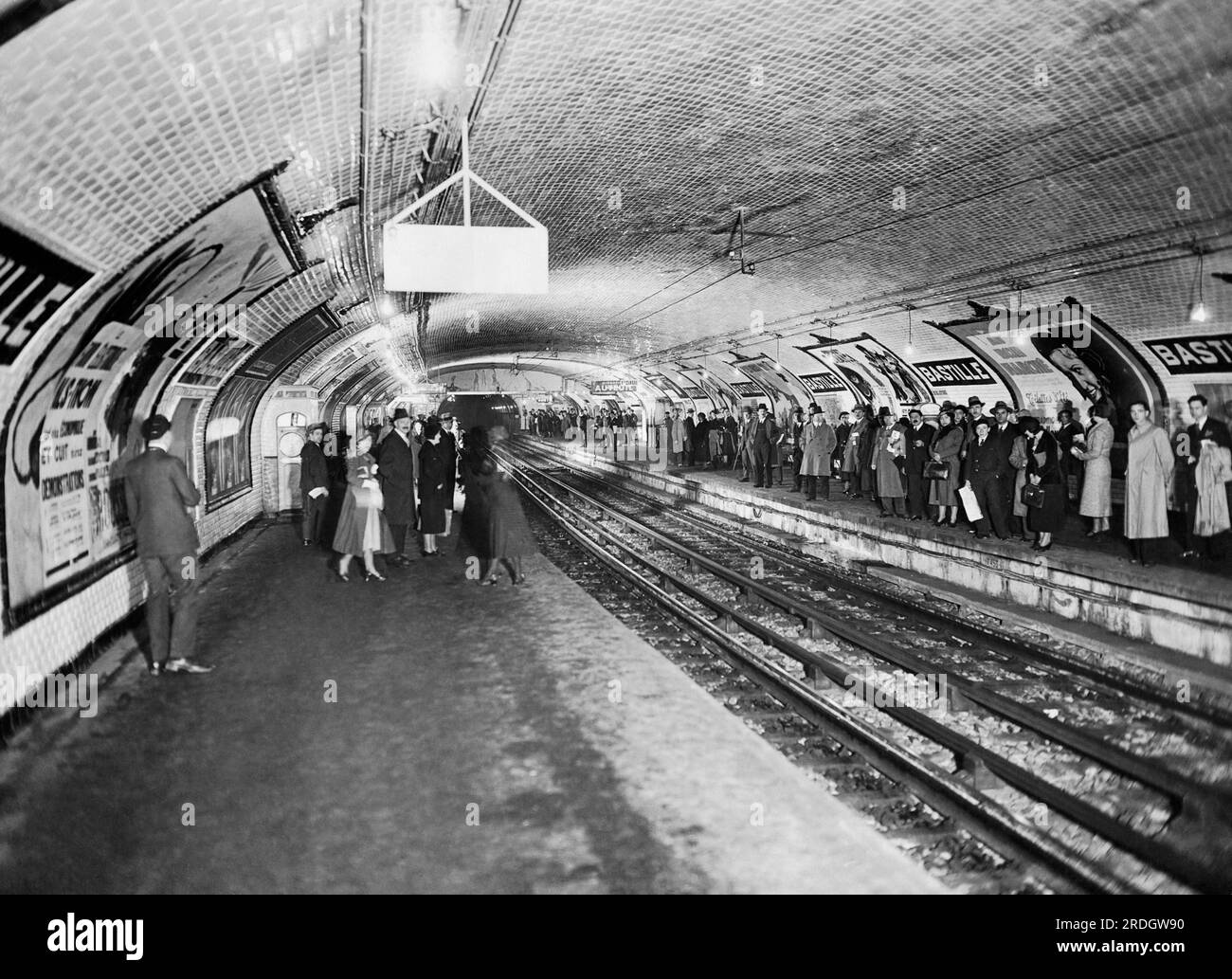 Paris, Frankreich: 1933 Blick auf die U-Bahn-Station Bastille zu Beginn der Hauptverkehrszeit in Paris. Stockfoto