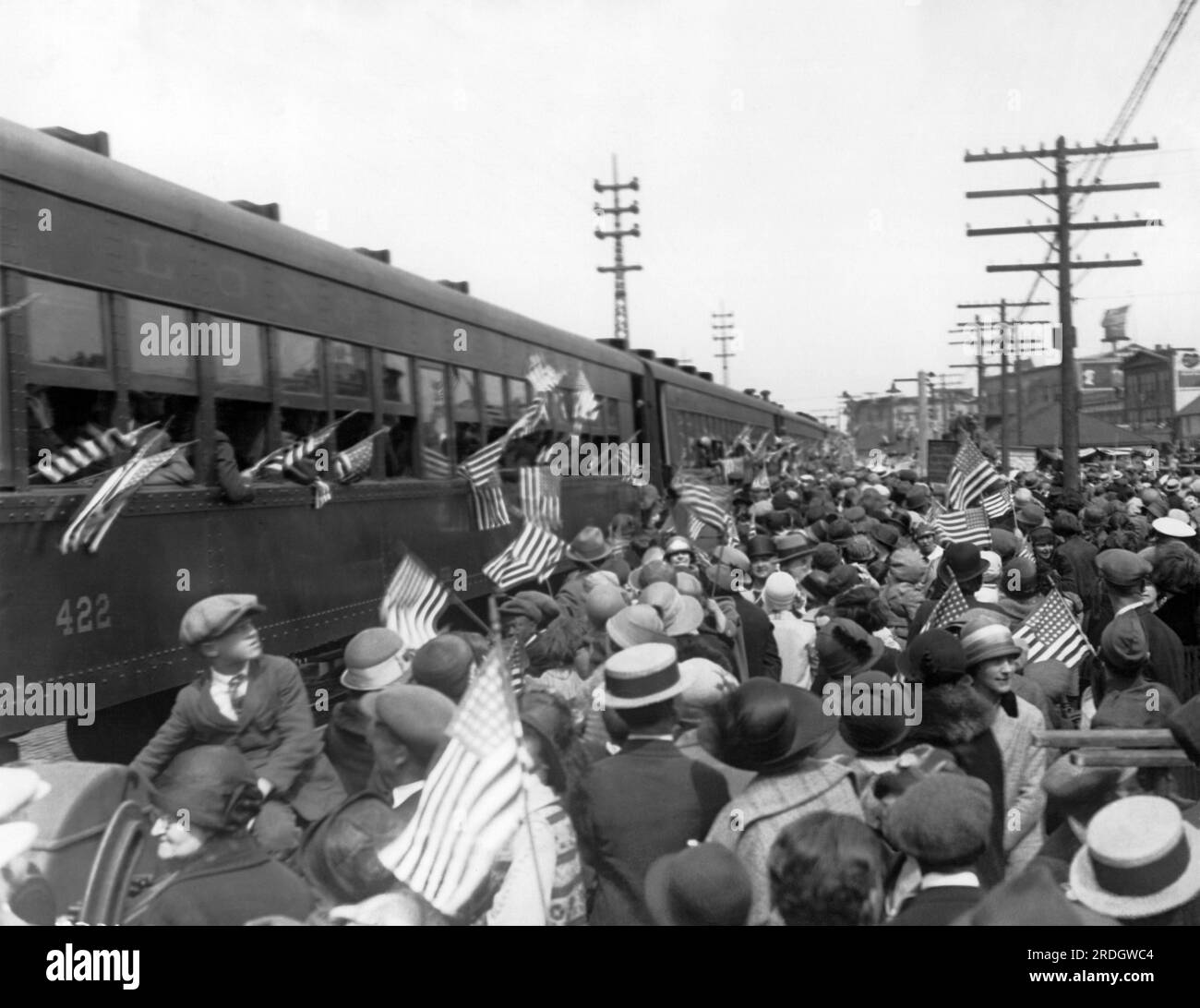 Freeport, New York: 21. Mai 1925 Einwohner von Long Island jubeln die Ankunft des elektrischen Zuges von New York nach Babylon, Long Island an. Stockfoto