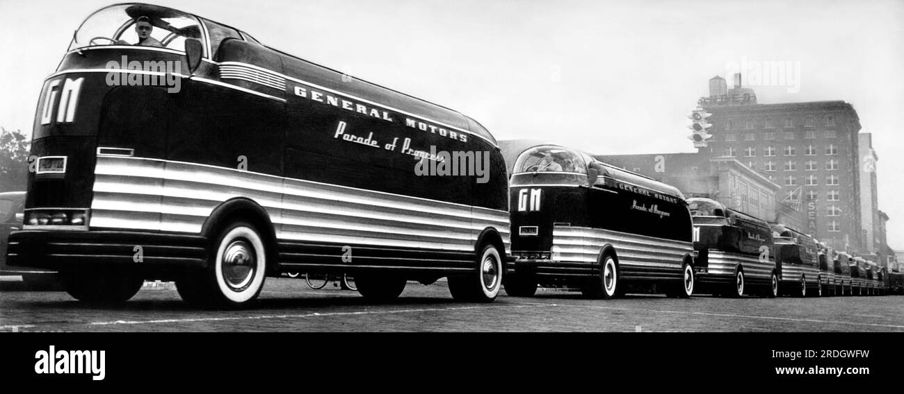 Detroit, Michigan: ca. 1940 General Motors' Futurliner-Busse, die in den USA in der Parade of Progress verwendet wurden. Die Futurliner wurden von Harley Earl entworfen. Stockfoto