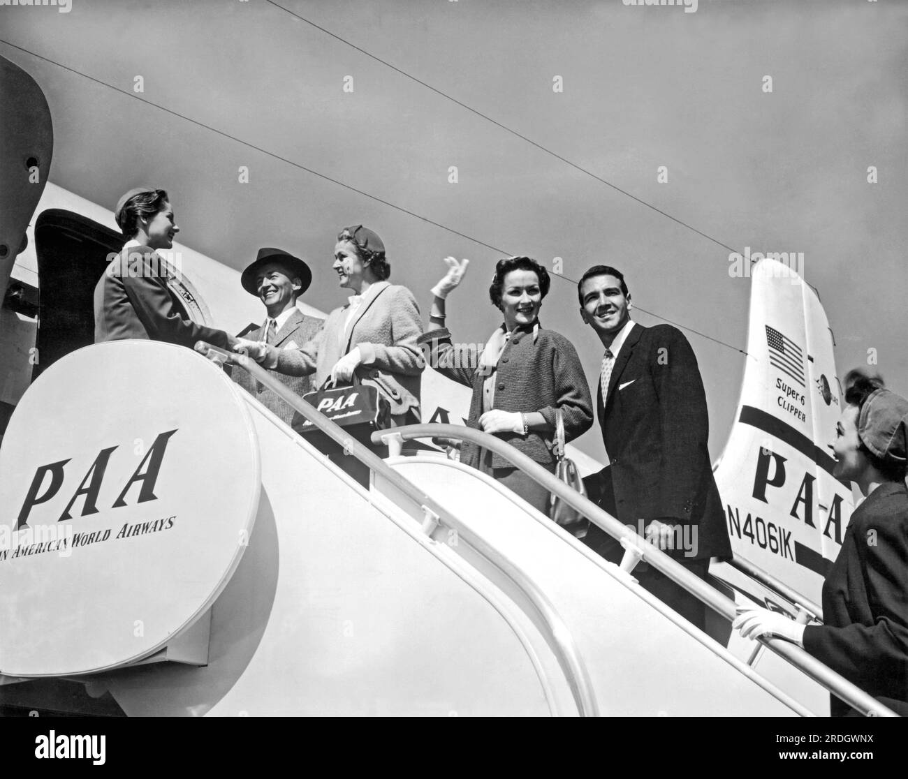 c. 1954. Passagiere an Bord eines Pan American World Airways Super Clipper DC-6B. Stockfoto