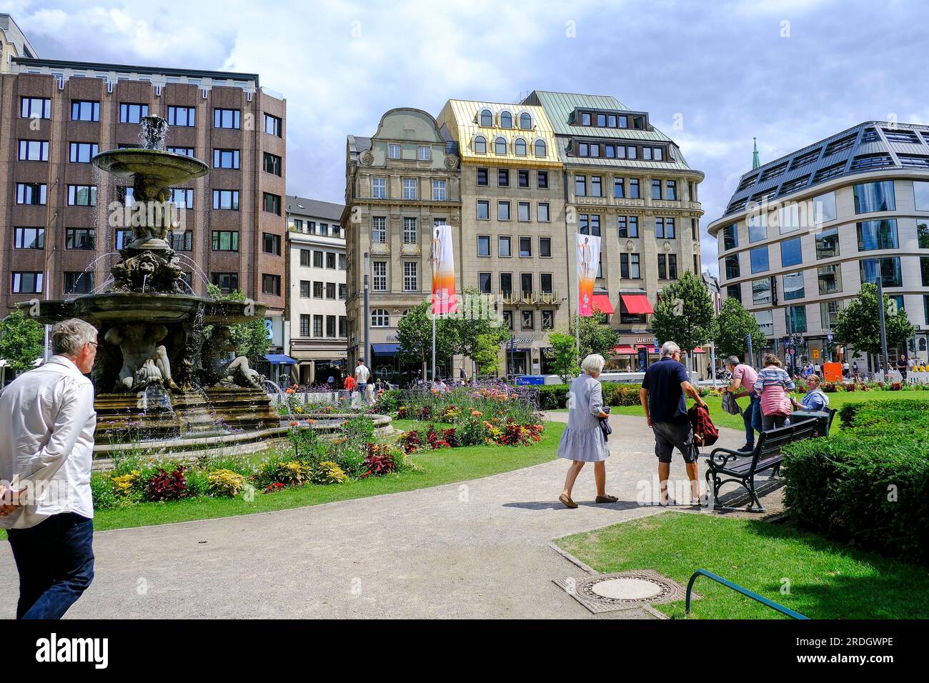 20.07.2023, Düsseldorf, Nordrhein-Westfalen, Deutschland - Spaziergängerinnen auf dem Corneliusplatz am nördlichen Ende der Königsallee im Sommer 202 Stockfoto