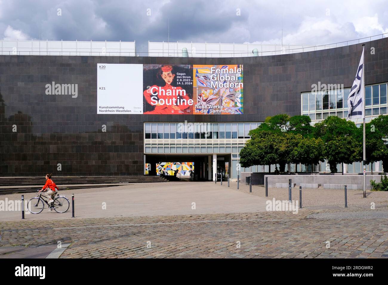 20.07.2023, Düsseldorf, Nordrhein-Westfalen, Deutschland - Über dem Eingang des Museums K20 am Grabbeplatz werben zwei Großplakate für die Ausstellun Stockfoto