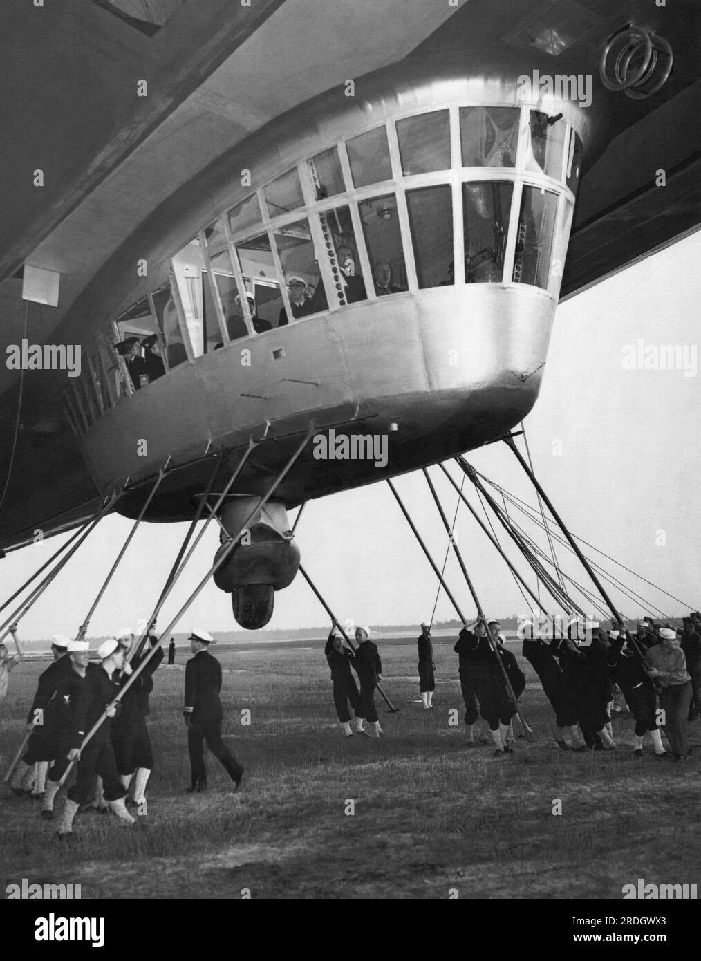 Lakehurst, New Jersey: c. 1936 der Kontrollraum der Hindenburg Zeppelin, wie er an der Lakehurst Naval Station, New Jersey landet. Stockfoto