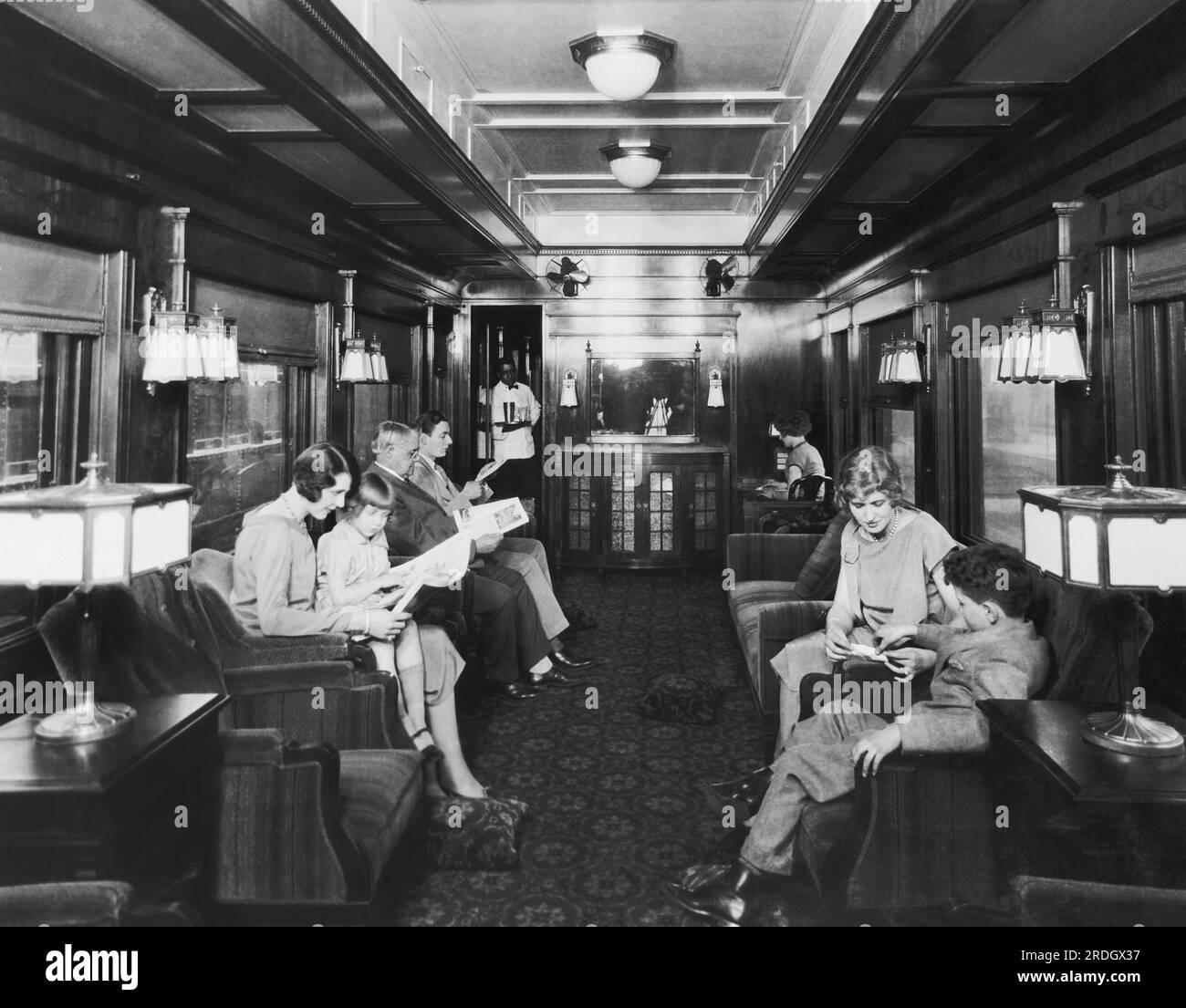 USA: 1926 der Beobachtungs- und Loungewagen auf der transkontitentalen Eisenbahnlinie des Nordpazifiks. Stockfoto
