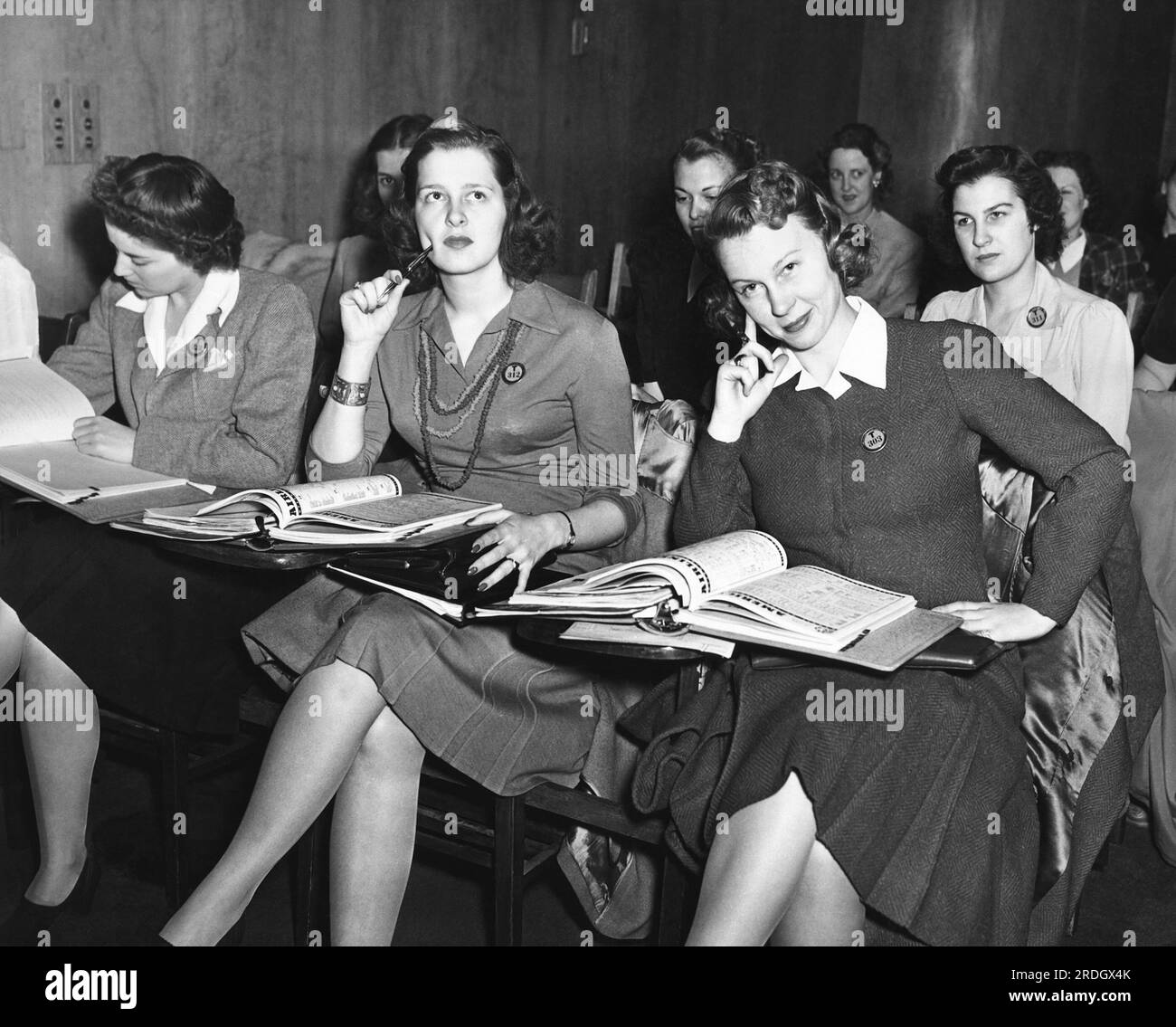 New York, New York: c. 1938 American Air Lines am La Guardia Airport wird bald die einzige weibliche Reservierungs- und Ticketverkäuferin in der Luftfahrtbranche haben. Hier sind ein paar der dreißig Frauen, die ausgebildet wurden, um die Plätze der jungen Männer beim Militär einzunehmen. Stockfoto