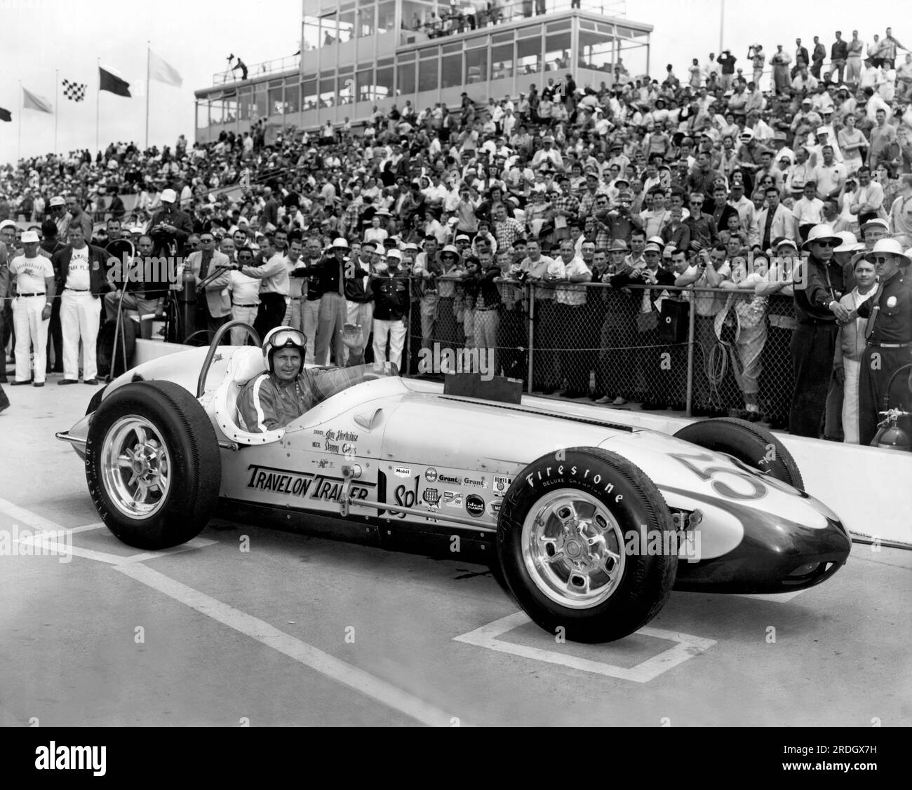 Indianapolis, Indiana: Mai 1960 Rennfahrer Jim Hurtubise in seinem Auto auf der Rennstrecke Indianapolis 500. Stockfoto