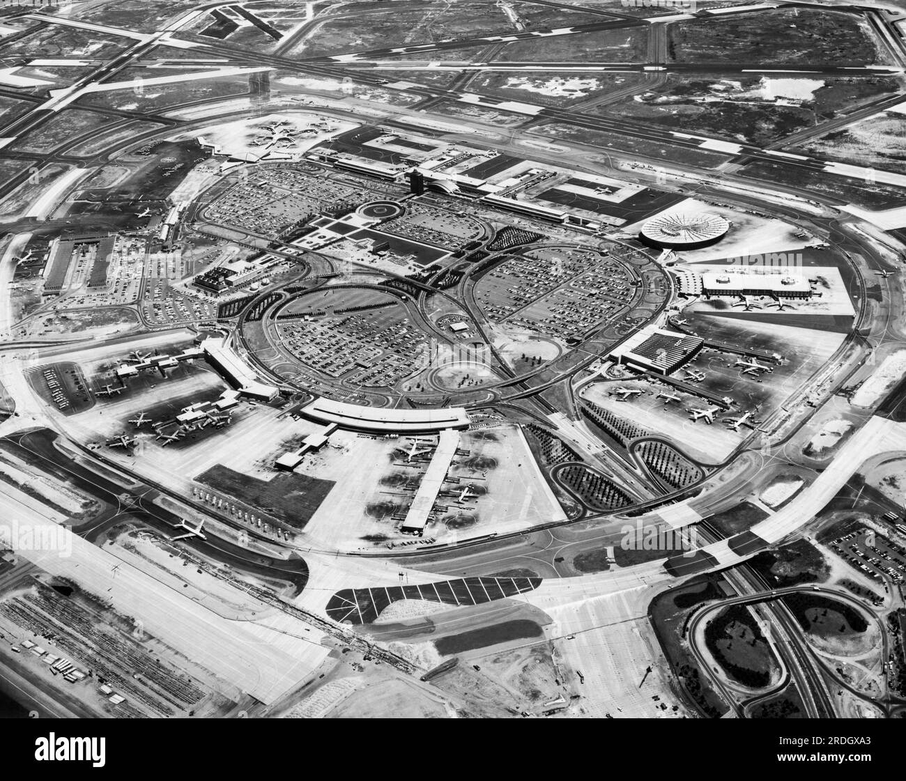 New York, New York: 11. Juni 1964 der John F. Kennedy International Airport in Queens aus der Vogelperspektive. Stockfoto