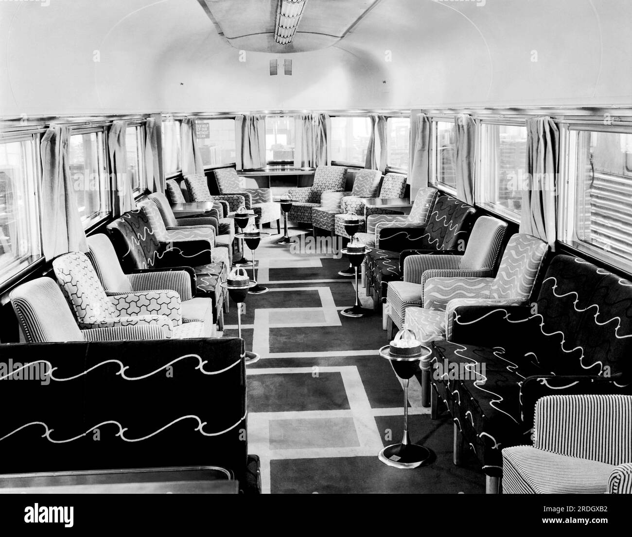 Vereinigte Staaten: c. 1938 der Beobachtungs- und Loungewagen auf dem Chicago, Burlington & Quincy's (CB&Q) neuen, stromlinienförmigen, dieselbetriebenen Passagierzug Denver Zephyr, der zwischen Chicago und Denver verkehrt. Stockfoto