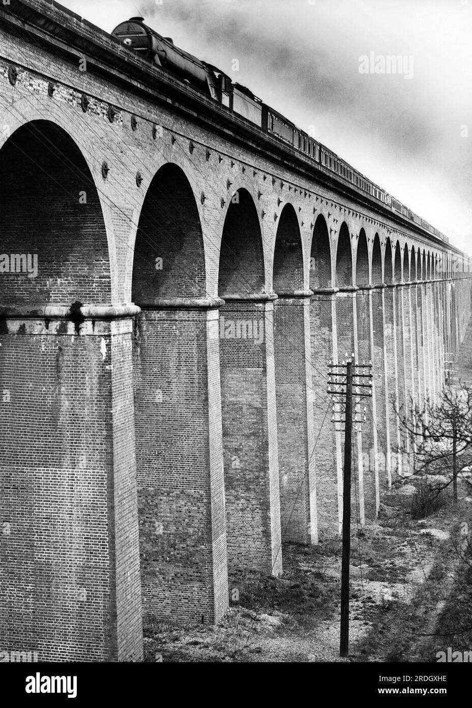 Welwyn, England: 12. April 1933 Ein schottischer Expresszug fährt nach Norden, wenn er das berühmte Viadukt in Hertfordshire überquert. Stockfoto
