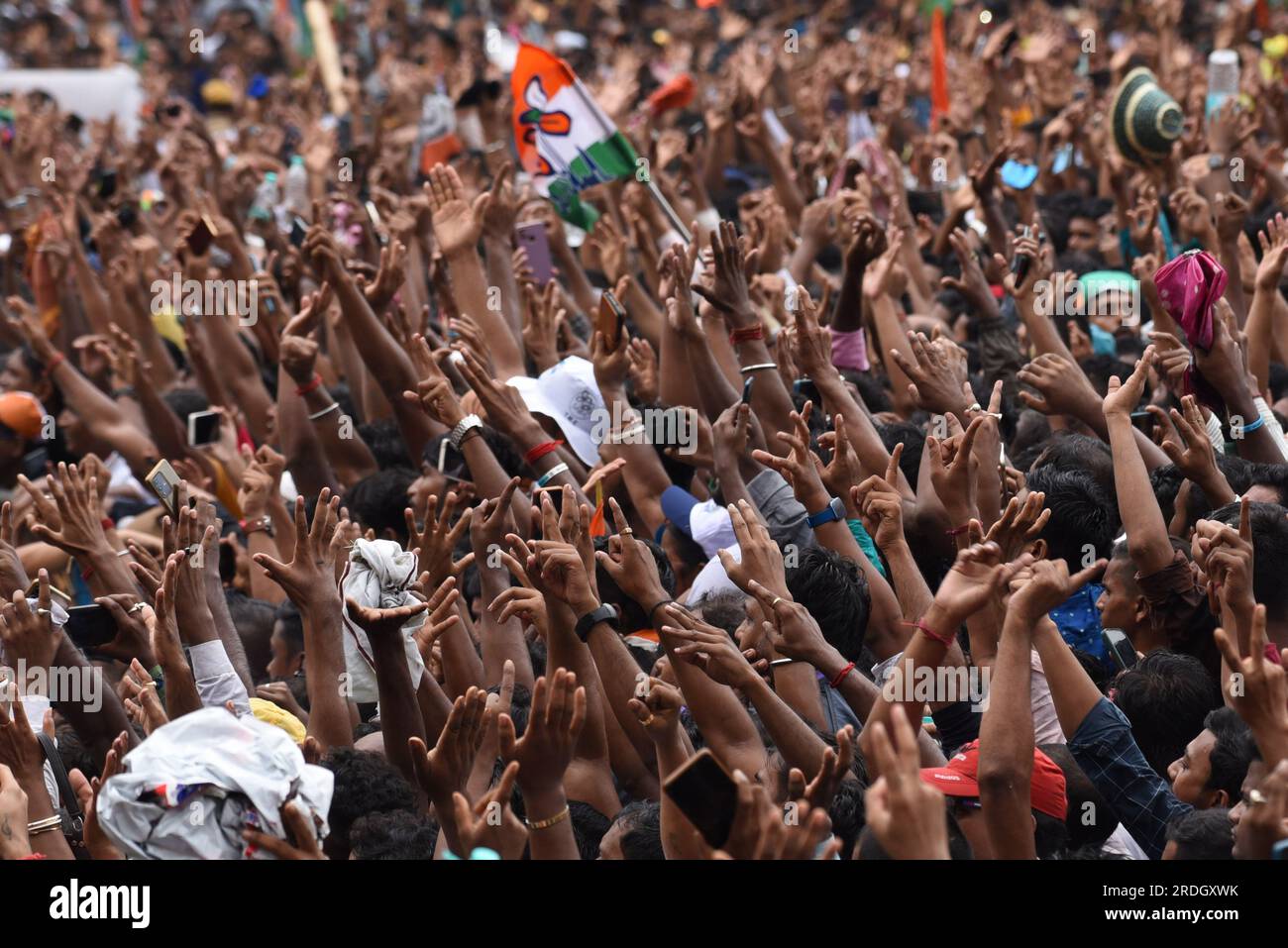 Kalkutta, Indien. 21. Juli 2023. 21. Juli 2023, Kolkata, Indien: Anhänger der Trinamool Congress (TMC)-Partei nehmen an einer Kundgebung Teil, die an die Chefminister Westbengals und die Partei Supremo Mamata Banerjee anlässlich des jährlichen Märtyrertages gerichtet ist. Am 21. Juli 2023. (Foto von Dipa Chakraborty/Kredit: Eyepix Group/Alamy Live News Stockfoto