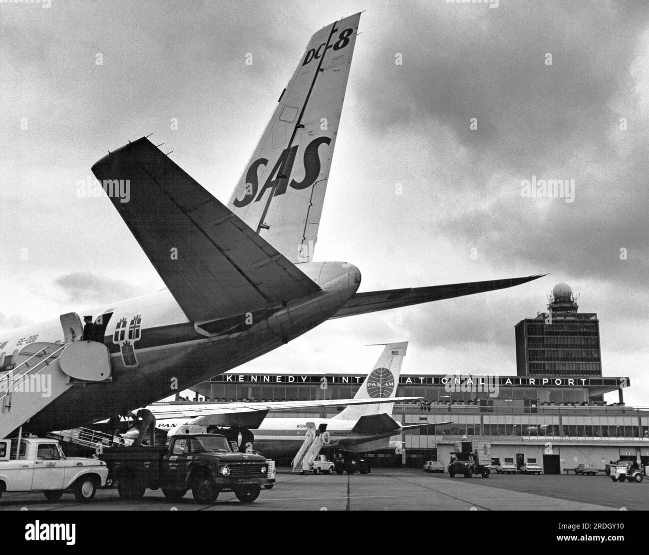 New York City, New York Oktober 1964 Flugzeuge parken vor dem neuen Schild und Namen des John F. Kennedy International Airport am International Arrival Building in Queens. Stockfoto