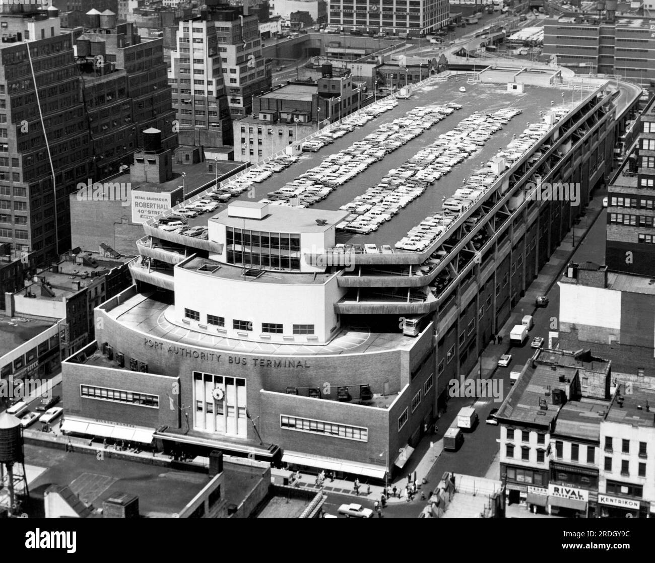 New York, New York: Mai 1963, Ein Blick von oben auf den Port Authority Bus Terminal. Stockfoto