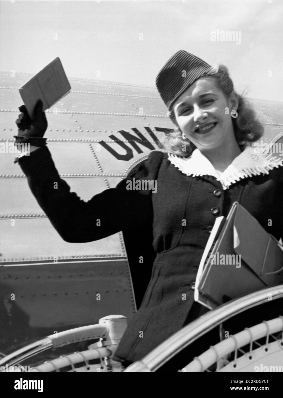 Seattle, Washington: Am 5. April 1941 kommt die tschechische Eiskunstläuferin Vera Hruba nach Seattle, nachdem sie auf ihr neues Einwanderungsvisum gewartet hat. Sie hatte 2.600 Heiratsangebote amerikanischer Bürger abgelehnt, während sie wartete. Stockfoto