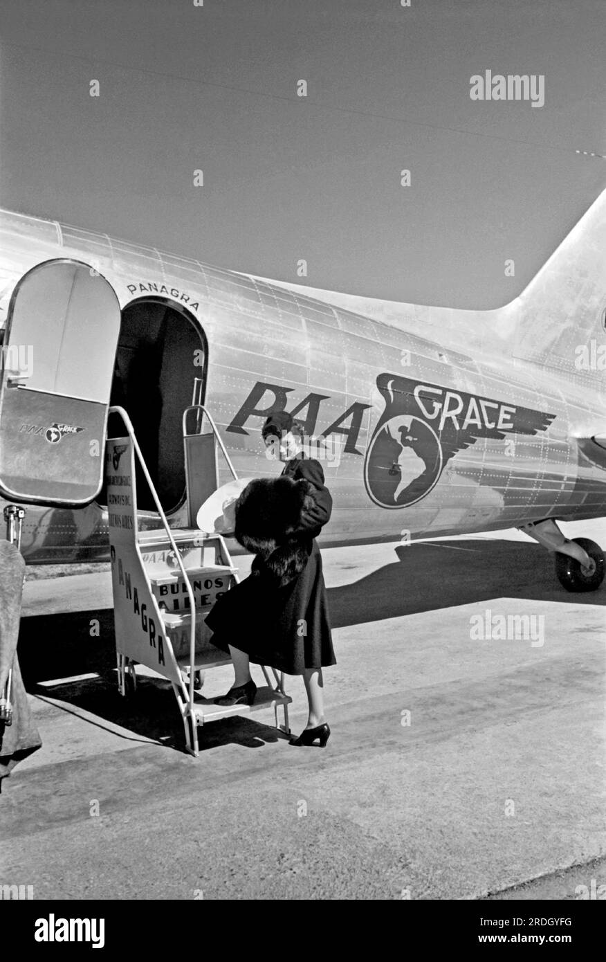 USA, November 1939 Porträt einer Frau mit Pelzmantel und Sombrero, die in ein Flugzeug der Pan American-Grace Airways (Panagra) nach Buenos Aires, Argentinien einsteigt. Stockfoto