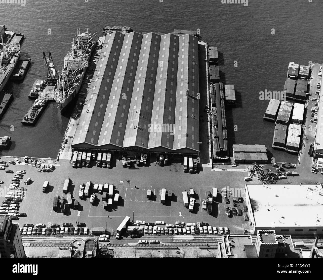 New York, New York, 22. März 1962 ein Luftblick auf Piers in Brooklyn. Die Brooklyn Port Authority Piers #2 und 6 befinden sich auf der linken Seite, der Meyer Line Pier #2 auf der rechten Seite. Stockfoto