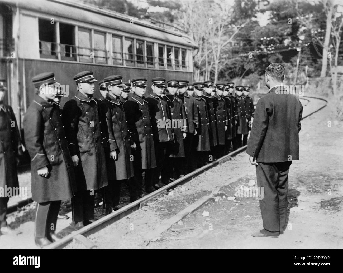 Tokio, Japan: 25. Dezember 1927 Eine Gruppe japanischer Jungs, die die städtische Straßenbahn Uniformen angezogen hat und als Straßenbahnführer ausprobiert. Stockfoto