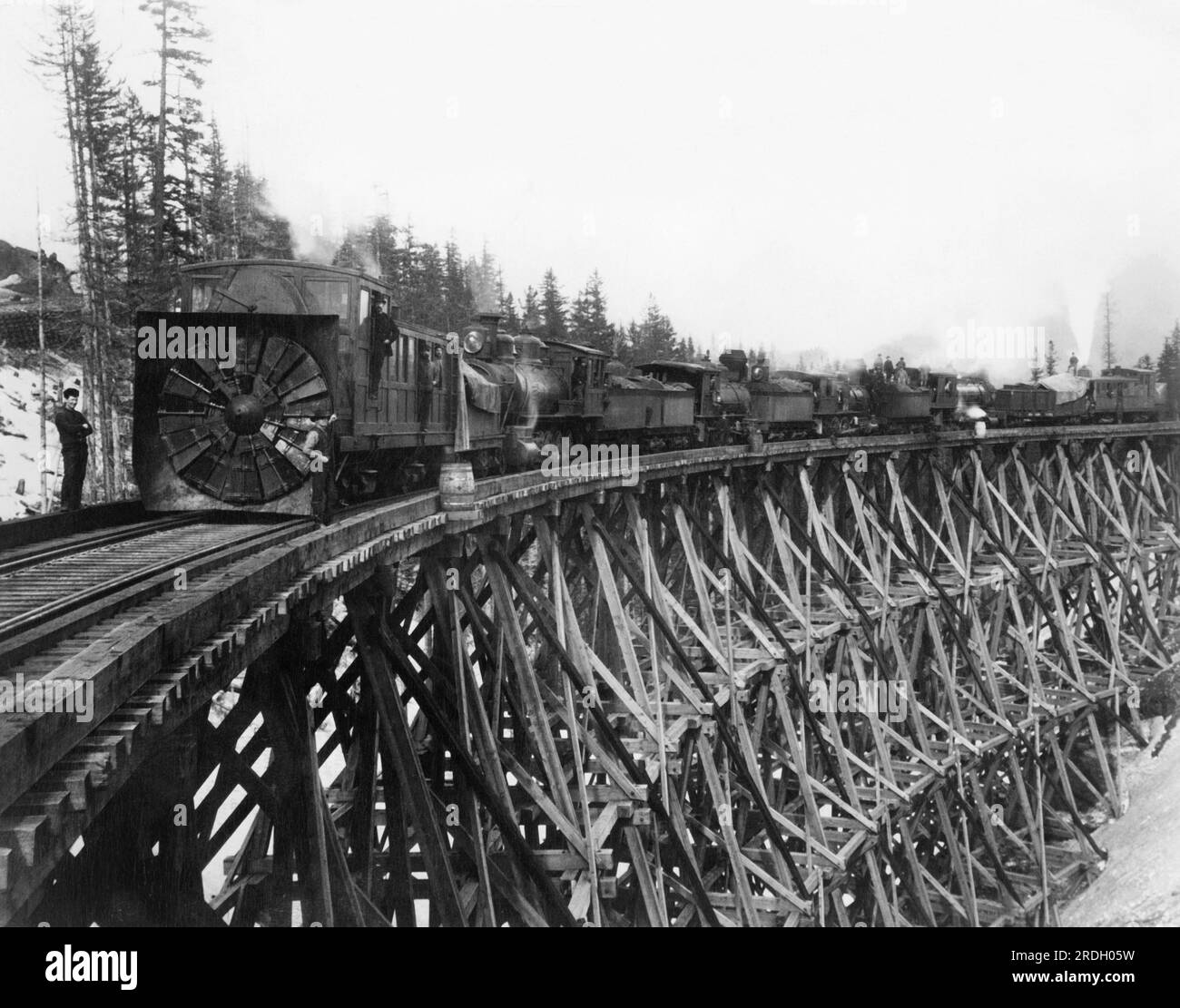Easton, Washington: Der Schneepflug der Northern Pacific Railroad von 1887 auf der Brücke Nr. 1 über dem Mosquito Creek in den Cascades Mountains. Achten Sie auf die Pfluge an beiden Enden des Zuges. Stockfoto