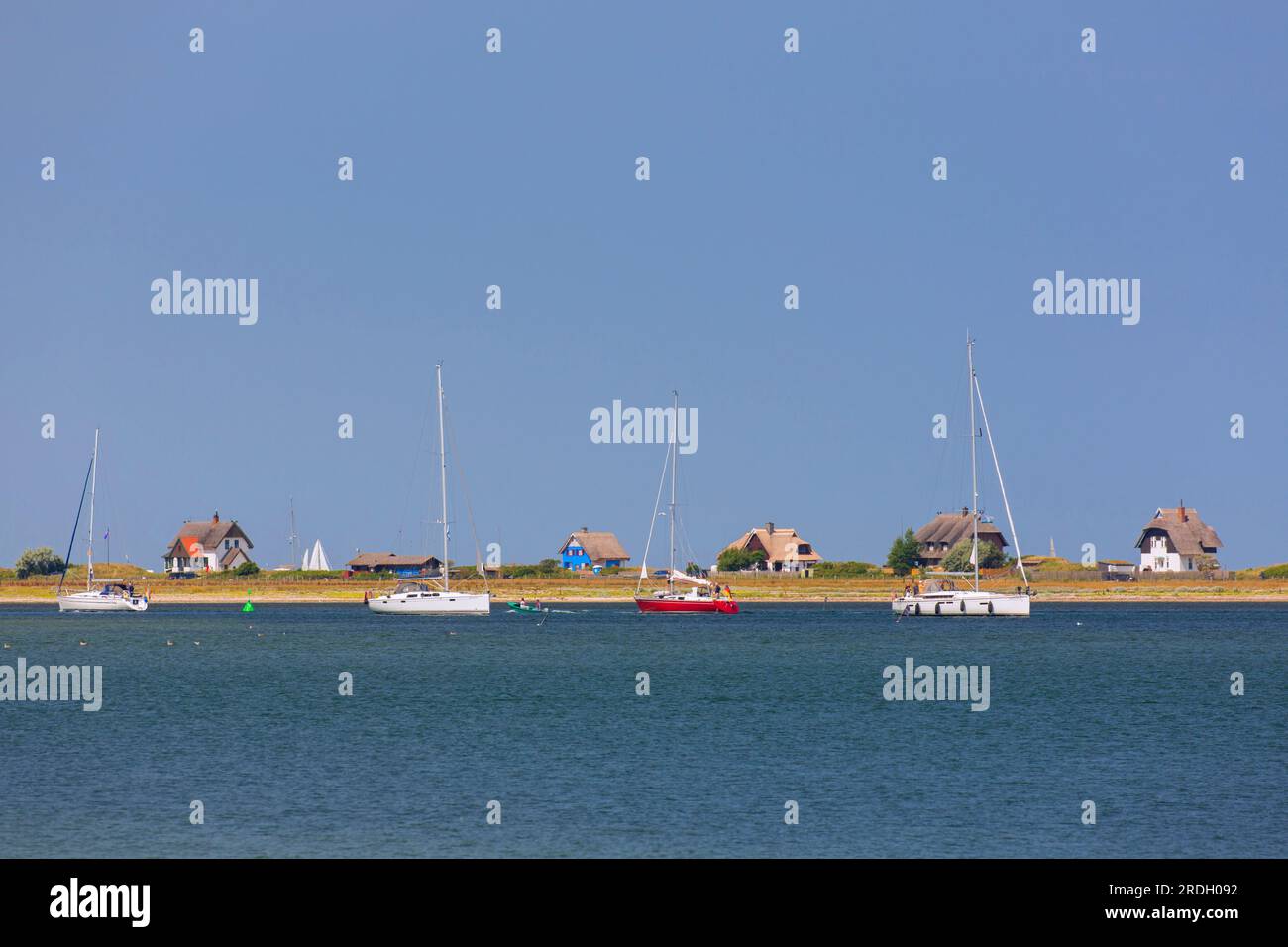 Segelboote und Strandhäuser entlang der Ostsee auf der Halbinsel Graswarder, Heiligenhafen, Schleswig-Holstein, Deutschland Stockfoto