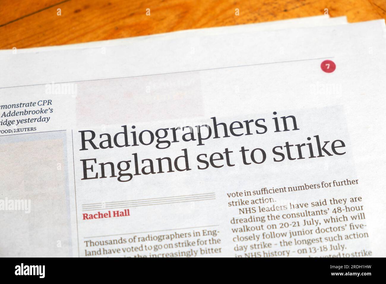 „Radiographers in England set to Strike“ Guardian Schlagzeile NHS Workers staff Strikes Artikel 30. Juni 2023 London England UK Stockfoto