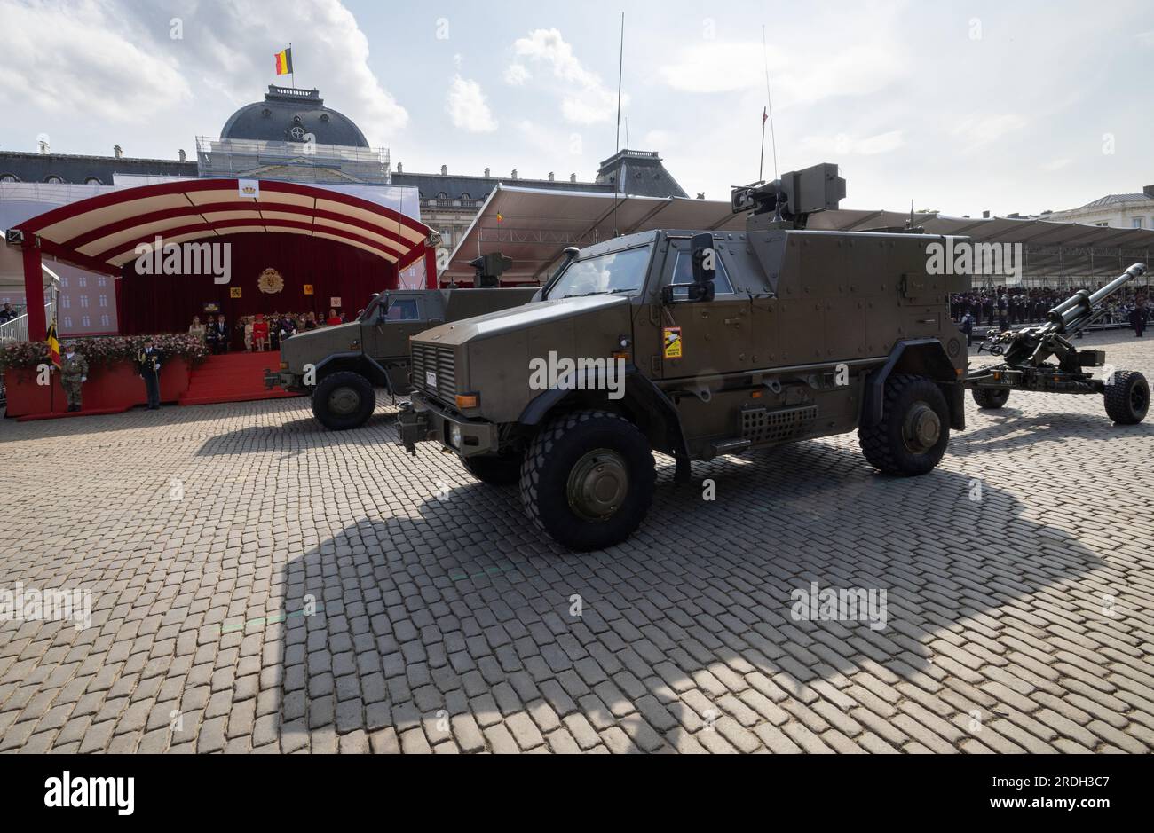 Brüssel, Belgien. 21. Juli 2023. Militärfahrzeuge nehmen am belgischen Nationalfeiertag am Freitag, den 21. Juli 2023, in Brüssel an der Militär- und Zivilparade Teil. Diese Parade ist eine Hommage an die Sicherheits- und Rettungsdienste unseres Landes, wie die Armee, die Polizei, die Feuerwehr oder den Katastrophenschutz. Außerdem wird König Philips zehnjährige Herrschaft gefeiert. BELGA FOTO BENOIT DOPPAGNE Kredit: Belga News Agency/Alamy Live News Stockfoto