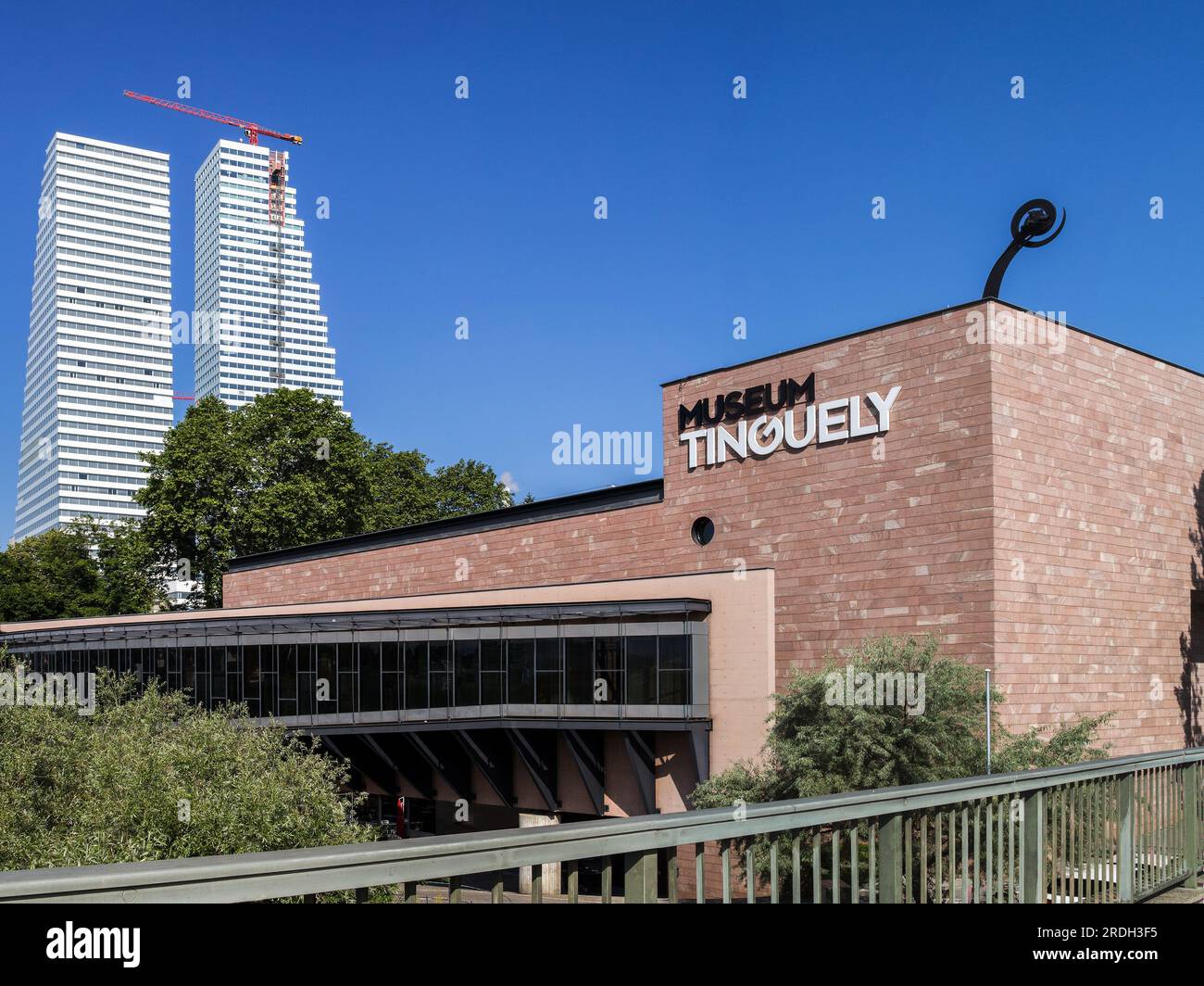 Basel, Schweiz - Juli 17. 2021 Uhr: Das Tinguely Museum mit dem modernen Roche Hochturm im Hintergrund. Das Museum hat eine Dauerausstellung von t Stockfoto