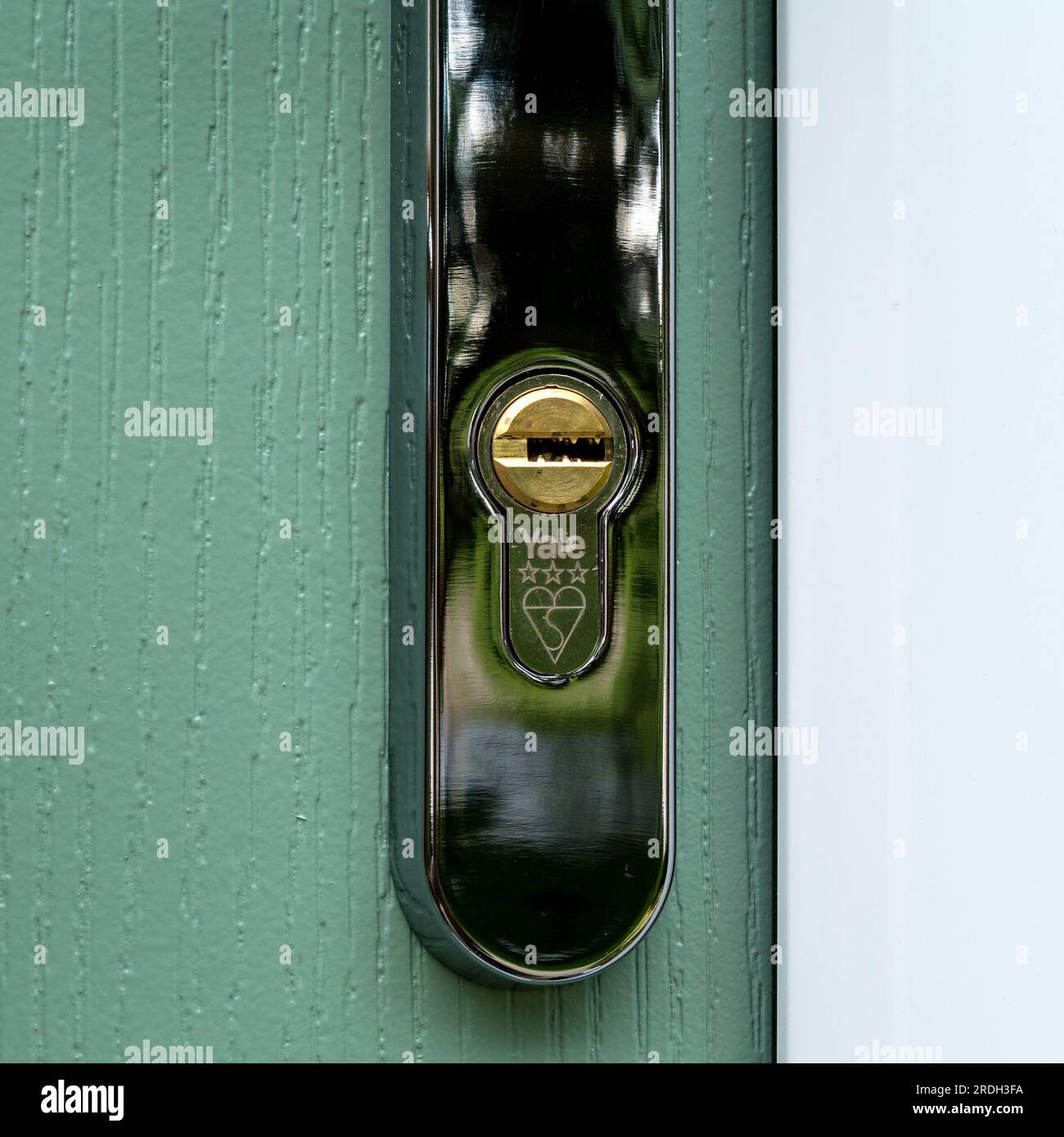 Nahaufnahme des Yale Platinum 3-Sterne-Hochsicherheits-Schließbolzens mit Europrofil-Zylinderschloss in silberfarbenem/verchromtem Türgriff vorn. Stockfoto