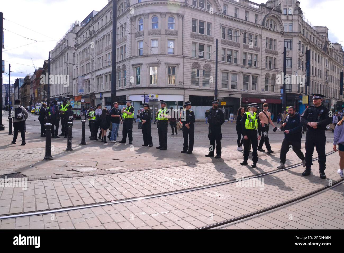 Manchester, Großbritannien. 21. Juli 2023. Hunderte von Schulkindern wurden im Stadtzentrum von Manchester, Großbritannien, abgestempelt. Die Polizei hat Verstärkung gerufen, um eine Linie in der Nähe der Straßenbahnhaltestelle Market Street zu errichten, um zu verhindern, dass viele Jugendliche weiter ins Stadtzentrum kommen. Jemand warf Eier und Getränke auf die Polizei, lokale Medienberichte, und sagte, Kinder hätten "Aufstand gemacht". Heute war in vielen Schulen der letzte Schultag. Um 17,27 Uhr berichtete die Lokalzeitung, dass "die Polizei soeben angekündigt hat, dass jetzt eine Verbreitungsordnung in Kraft ist - und wenn Sie sich nicht bewegen, wenn Sie gefragt werden, "Sie könnten verhaftet werden". Kredit: Terry Waller/Alamy Live News Stockfoto