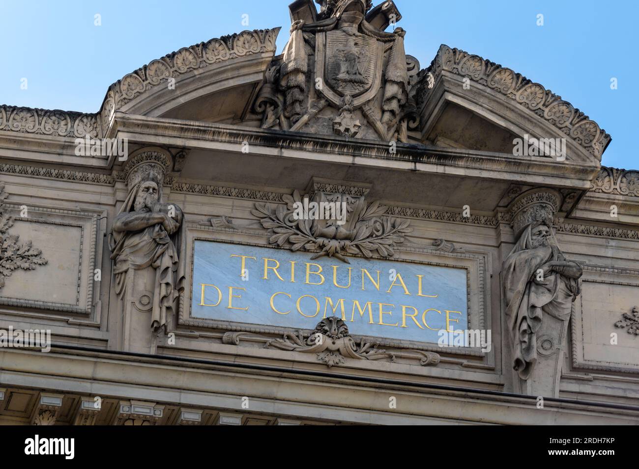 Nahaufnahme des Schildes auf dem Dach des Gebäudes, in dem sich das Handelsgericht (Tribunal de Commerce) von Paris befindet Stockfoto