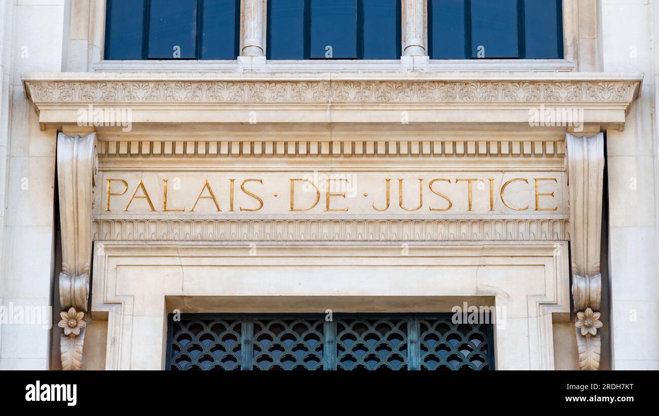 Nahaufnahme des Schilds auf der Pedimentation der Fassade eines Gerichtsgebäudes mit den Worten „Palais de Justice“ (bedeutet „Gerichtsgebäude“) auf Französisch Stockfoto