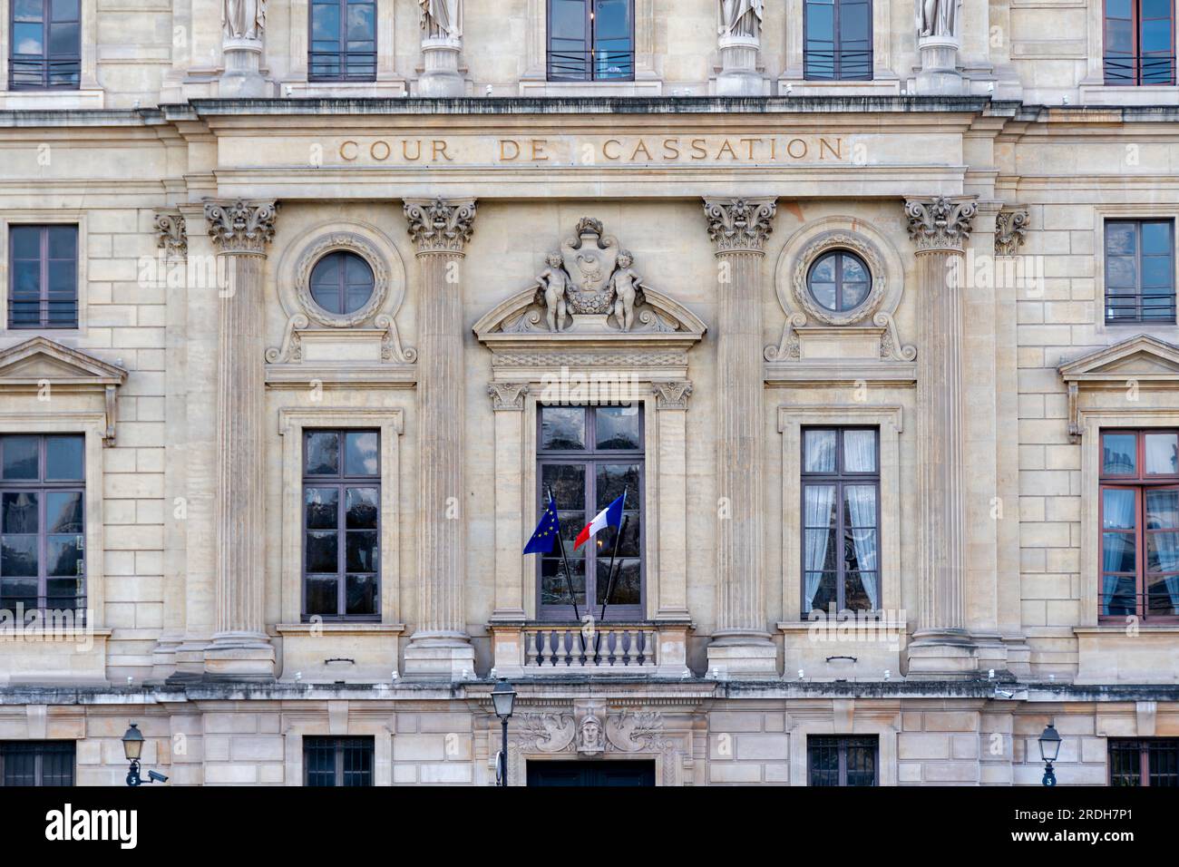 Detail der Fassade des Gebäudes, in dem sich die Cour de Cassation befindet, das höchste Gericht der französischen Justiz Stockfoto