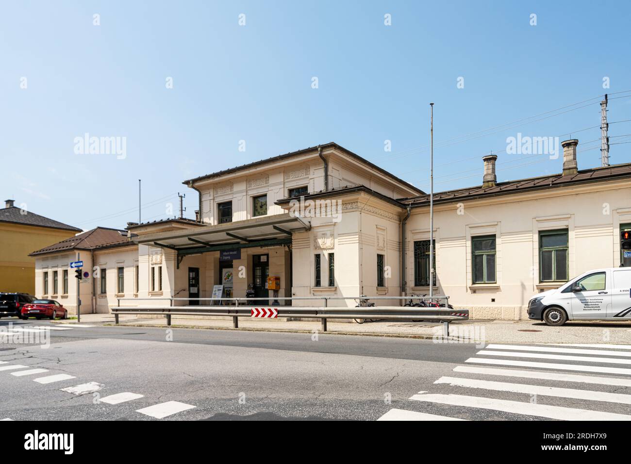 Villach, Österreich. Juli 18 2023. Außenansicht des Villach Westbahnhof-Gebäudes im Stadtzentrum Stockfoto