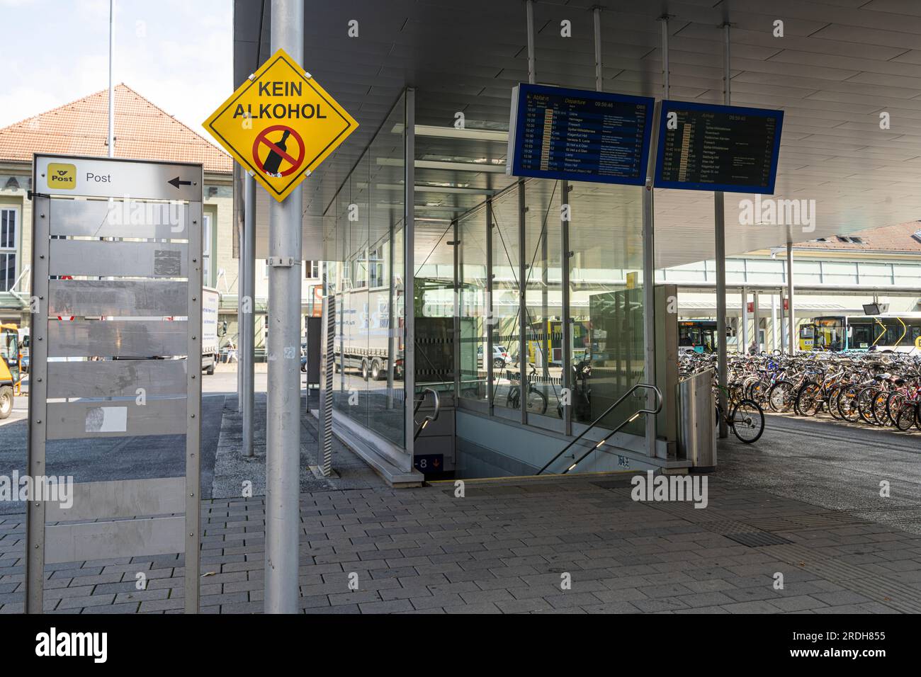 Villach, Österreich. Juli 18 2023. Alkoholverbot auf dem Platz vor dem Bahnhof im Stadtzentrum Stockfoto