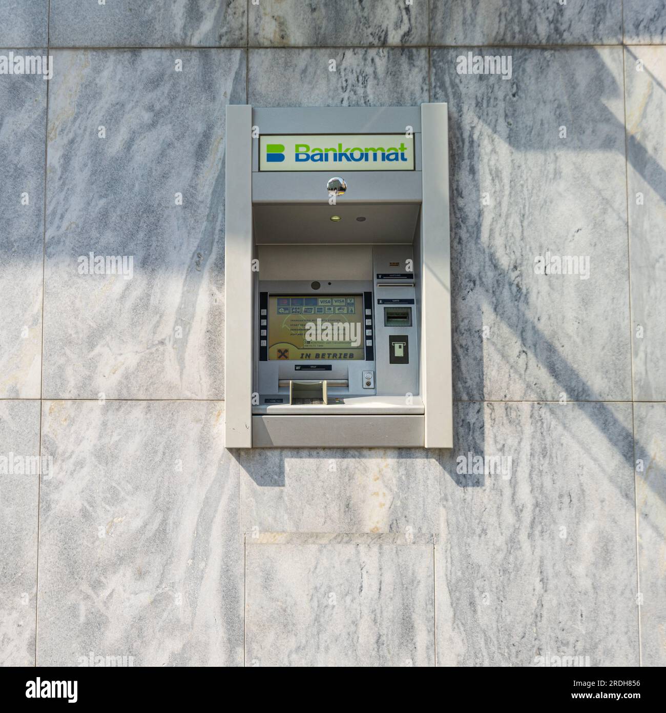 Villach, Österreich. Juli 18 2023. Ein Geldautomat vor einer Bank im Stadtzentrum Stockfoto