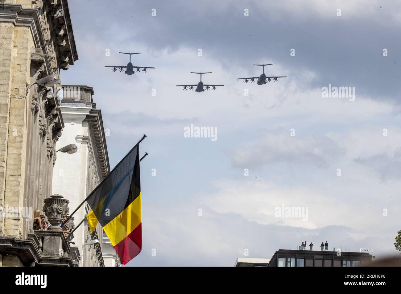 Brüssel, Belgien. 21. Juli 2023. Militärflugzeuge fliegen am belgischen Nationalfeiertag am Freitag, den 21. Juli 2023, in Brüssel über die militärische und zivile Parade. Diese Parade ist eine Hommage an die Sicherheits- und Rettungsdienste unseres Landes, wie die Armee, die Polizei, die Feuerwehr oder den Katastrophenschutz. Außerdem wird König Philips zehnjährige Herrschaft gefeiert. BELGA FOTO NICOLAS MAETERLINCK Kredit: Belga News Agency/Alamy Live News Stockfoto