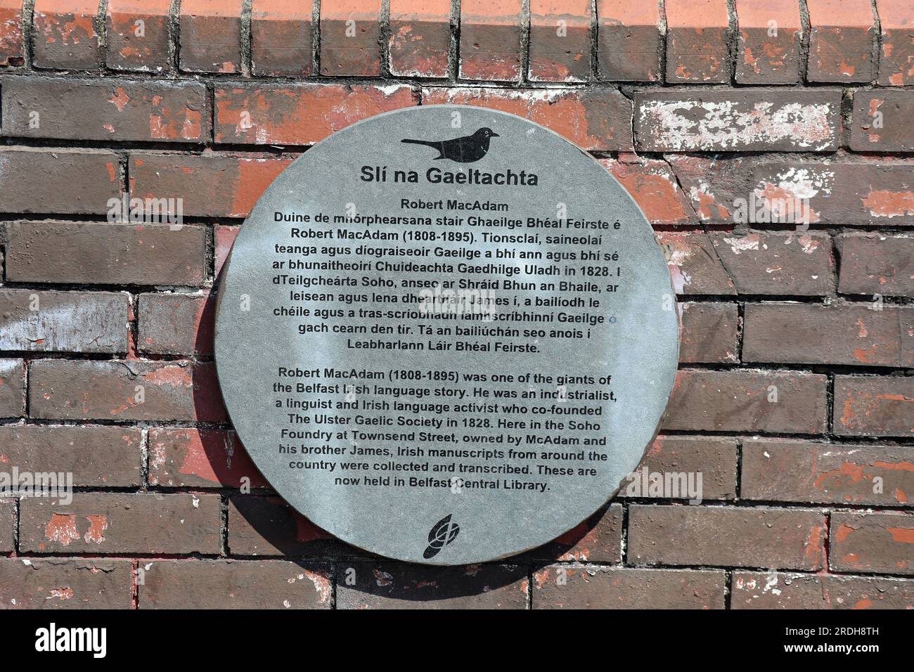 Eine Gedenktafel auf dem Gaeltachta Way Heritage Trail in Belfast Stockfoto