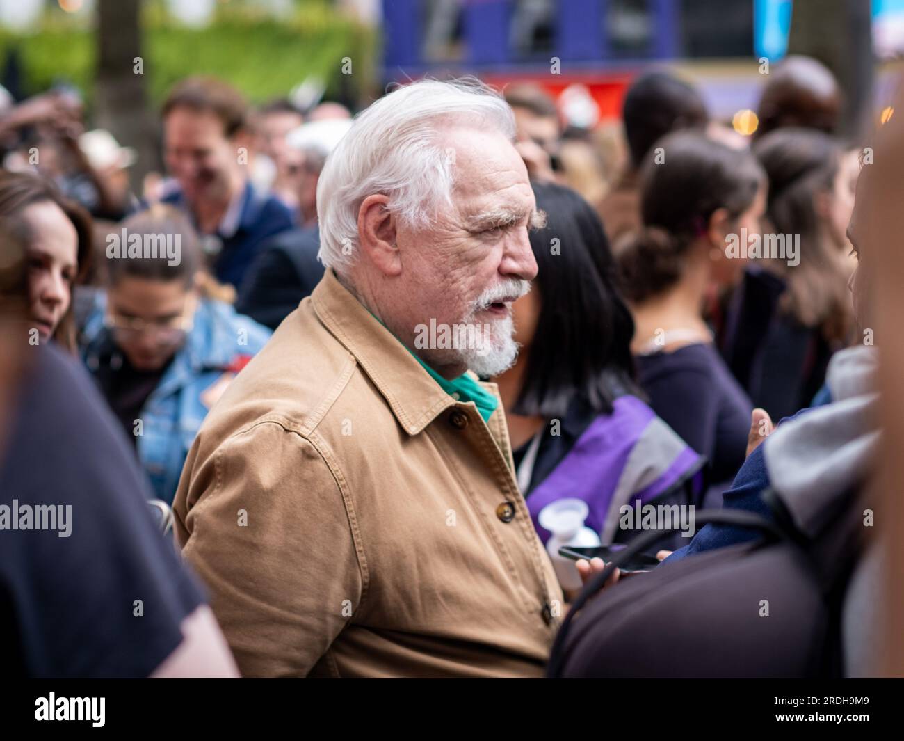 Schottischer Schauspieler „Brian Cox“ wird beim Streik der sag-AFTRA-Schauspieler am Londons Leicester Square interviewt. England, Großbritannien, Juli 2023. Stockfoto