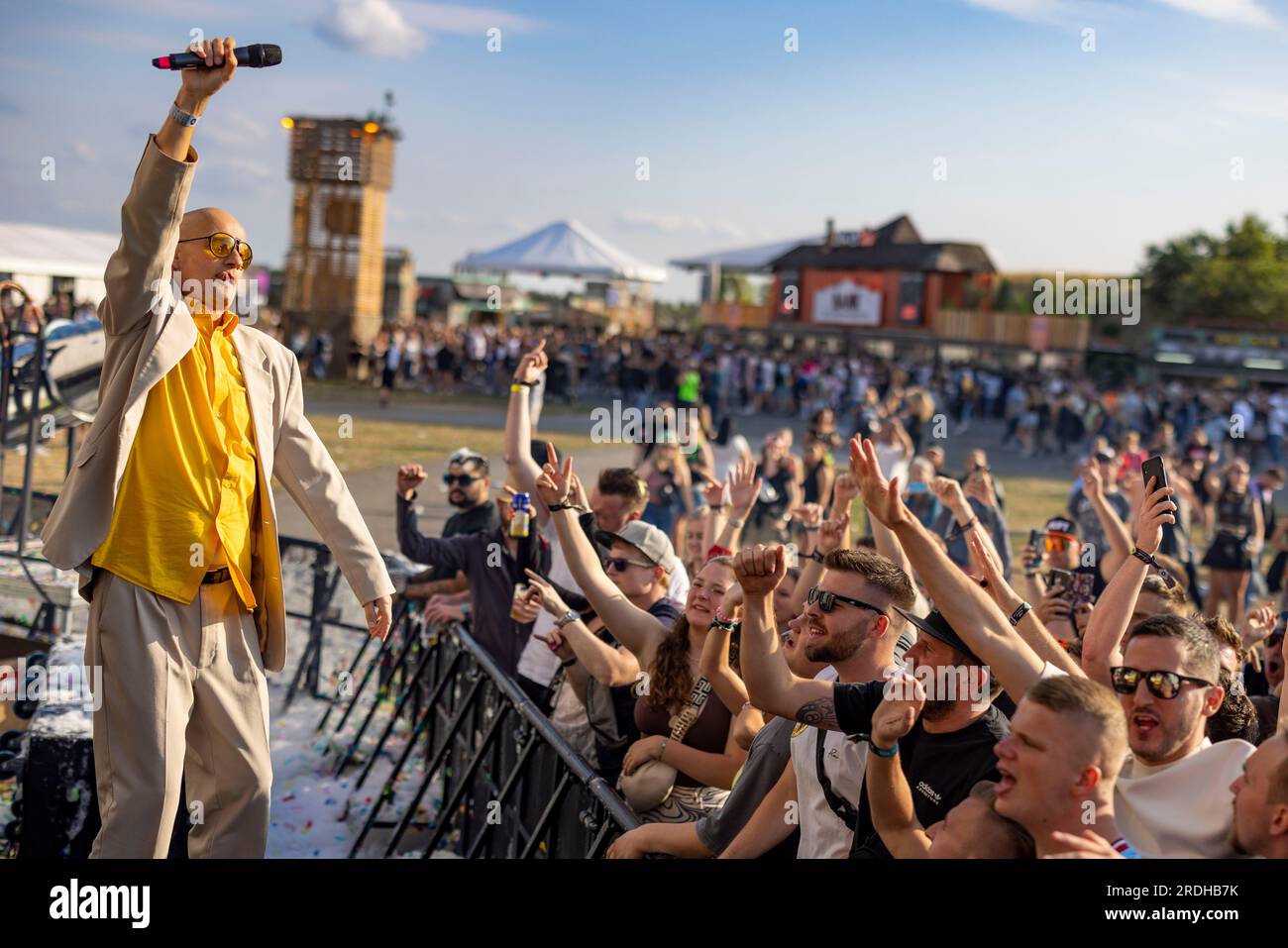 Weeze, Deutschland. 21. Juli 2023. Der Musiker Mambo Kurt aus Bochum heizt das Publikum auf. PAROOKAVILLE ist eines der größten Elektro-Festivals in Europa. Das Konzept hinter dem Festival ist eine Stadt, die nur zum Feiern erbaut wurde. Kredit: Christoph Reichwein/dpa/Alamy Live News Stockfoto