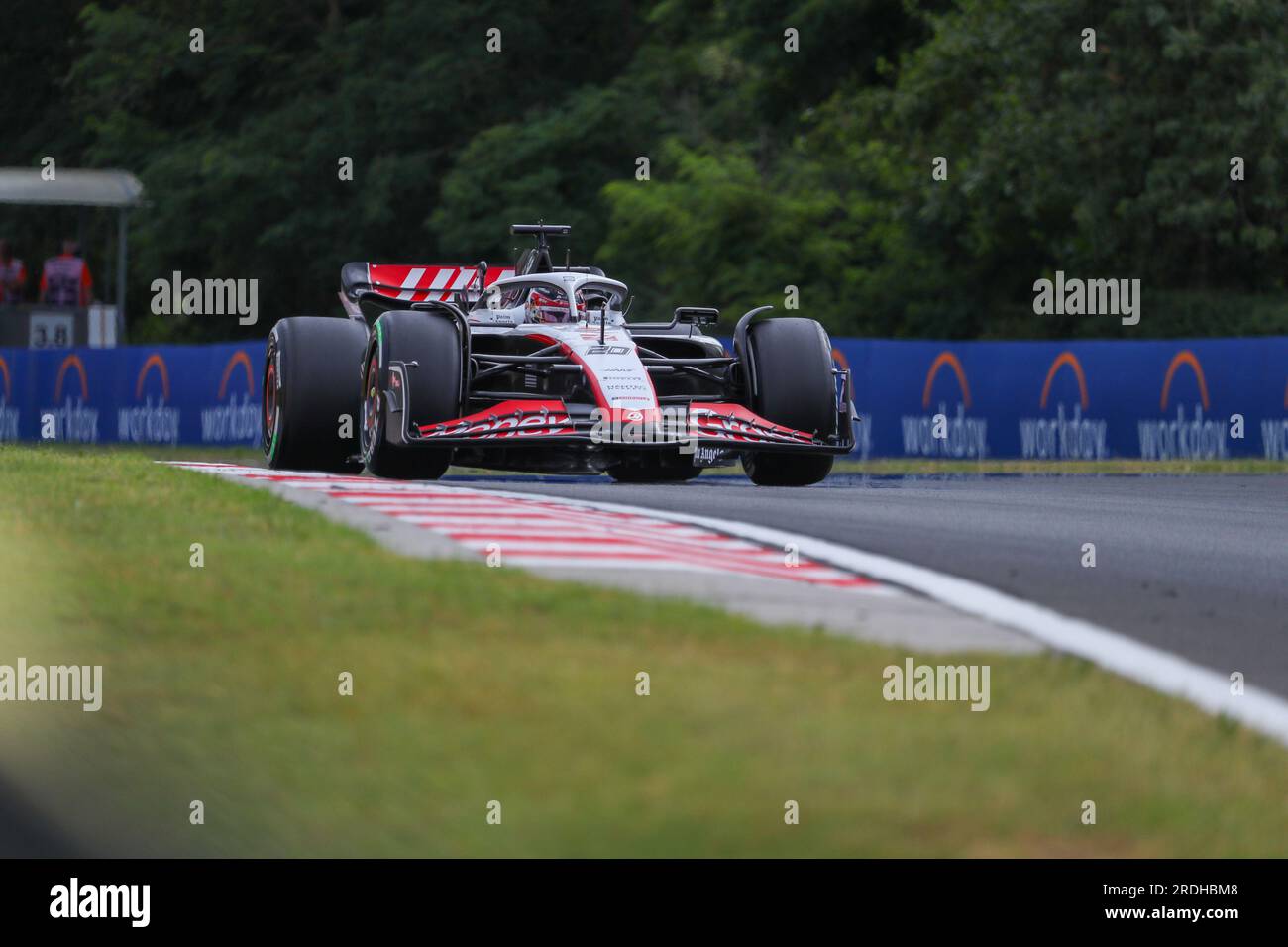 21. Juli 2023, Budapest, Rieti, Ungarn: Kevin Magnussen (SVE) Haas VF-23..während der freien Praxis 2, Freitag 21. Juli FORMEL 1 QATAR AIRWAYS UNGARISCHER GRAND PRIX 2023 - Jul21 bis Jul23 2023 Hungaroring, Budapest, Ungarn (Kreditbild: © Alessio De Marco/ZUMA Press Wire) NUR REDAKTIONELLE VERWENDUNG! Nicht für den kommerziellen GEBRAUCH! Stockfoto