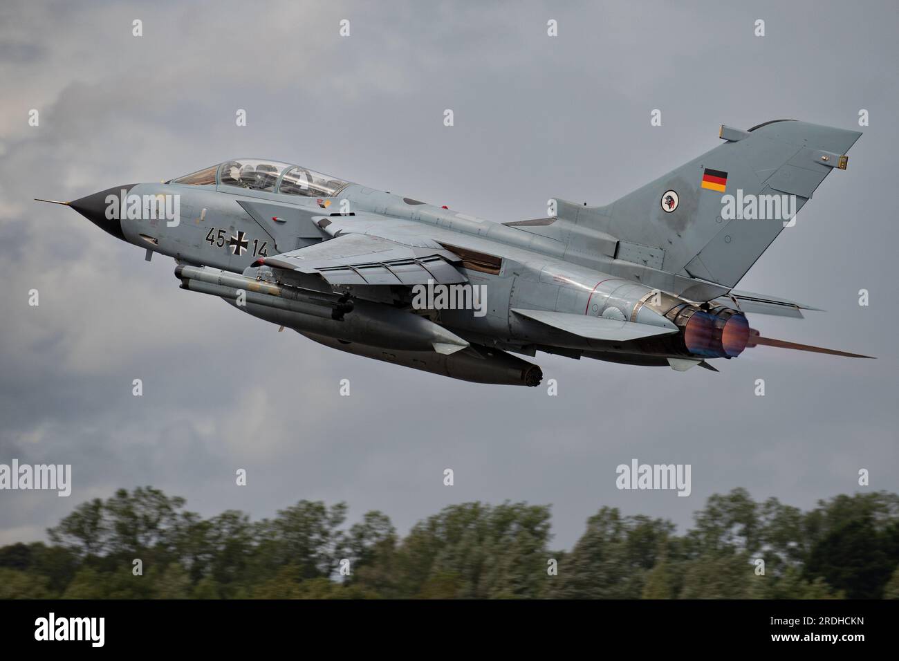 Ein Tornado der deutschen Luftwaffe, der auf der Royal International Air Tattoo 2023 zu seiner Show-Routine aufbricht. Stockfoto