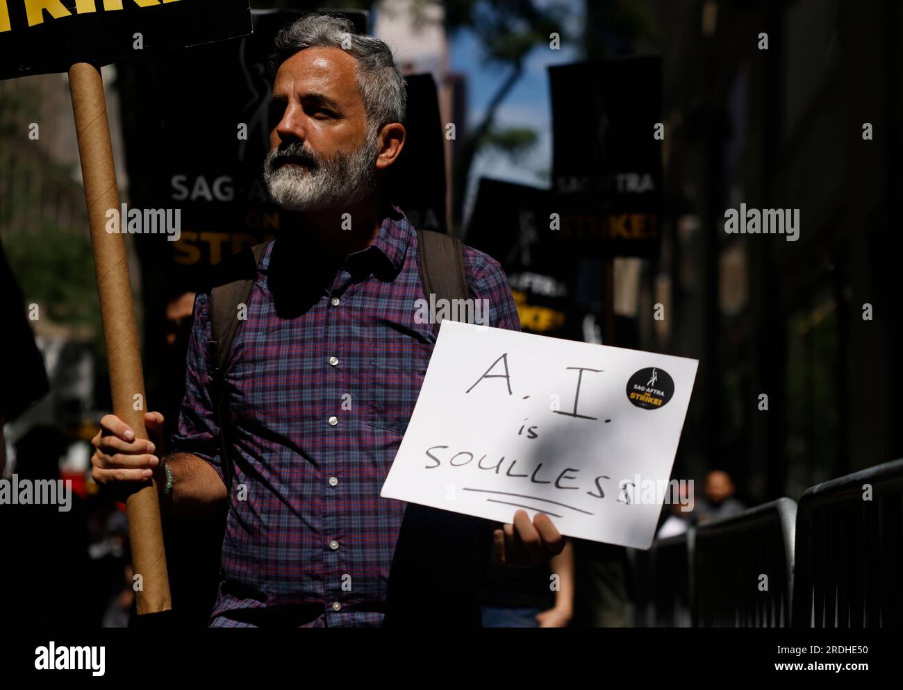 New York, Usa. 21. Juli 2023. Mitglieder der Writers Guild of America East und Mitglieder und Schauspieler der SAG-AFTRA halten am Freitag, den 21. Juli 2023 in New York City vor den NBC Studios Schilder auf. DIE SAG-AFTRA, die 160.000 Fernseh- und Filmschauspieler vertritt, streikt nun zusammen mit Drehbuchautoren, die seit Mai wegen einer Reihe von Problemen wie Bezahlung und Nutzung künstlicher Intelligenz streiken. Foto: John Angelillo/UPI Credit: UPI/Alamy Live News Stockfoto