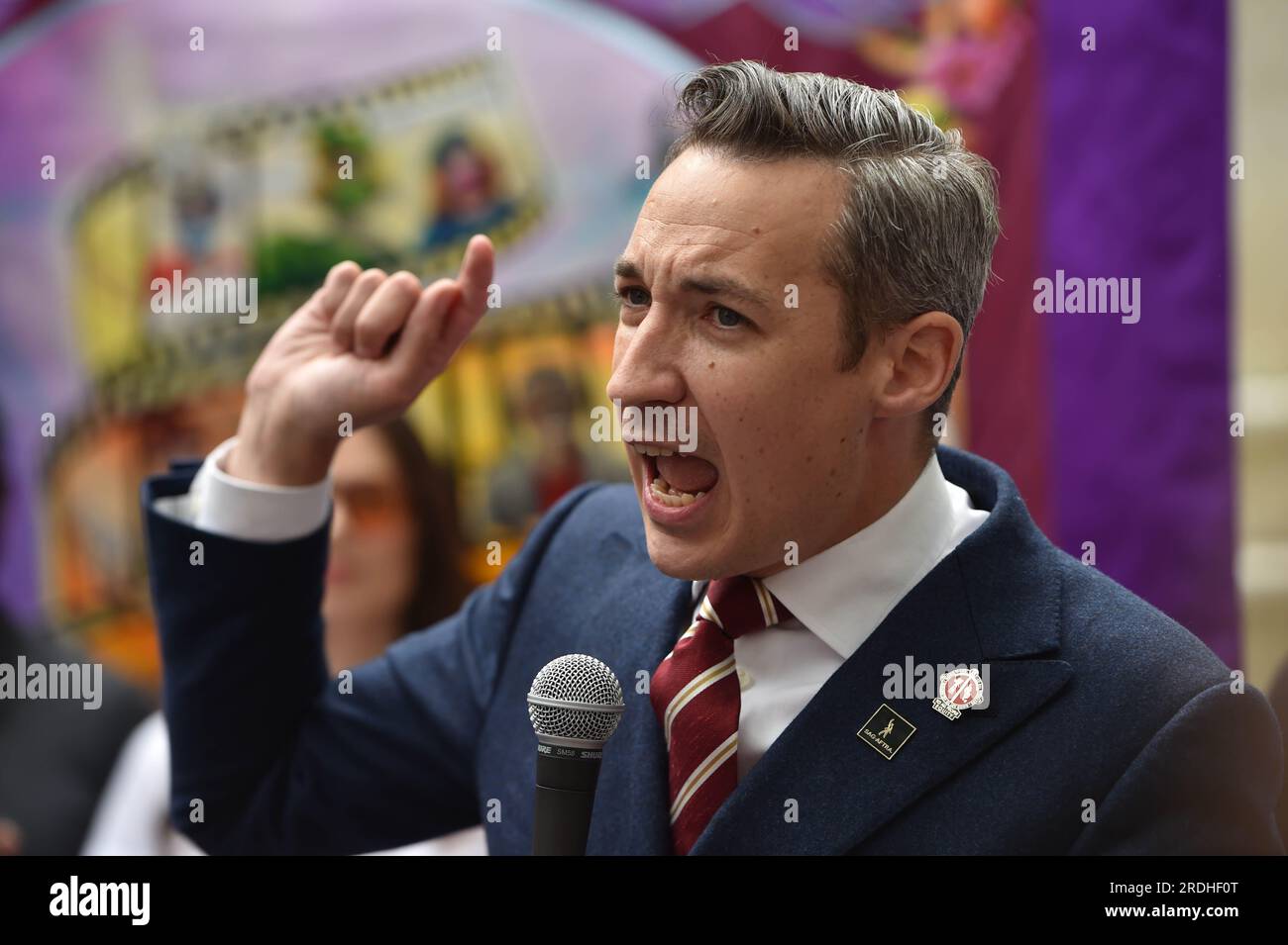 London, England, Großbritannien. 21. Juli 2023. General Secretary of Equity PAUL W. FLEMING spricht bei einem Protest auf dem Leicester Square, London, in Solidarität mit eindrucksvollen Hollywood-Mitgliedern der Screen Actors Guild - American Federation of Television and Radio Artists (Credit Image: © Thomas Krych/ZUMA Press Wire) NUR REDAKTIONELLE VERWENDUNG! Nicht für den kommerziellen GEBRAUCH! Stockfoto