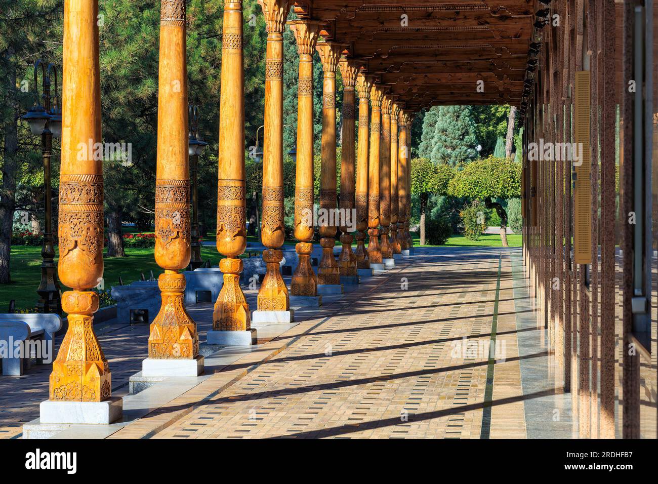 World war II Memorial das säulenförmige Gebäude neben der Statue beherbergt die Namen so vieler, die im Krieg ums Leben kamen. Taschkent, Usbekistan. Stockfoto