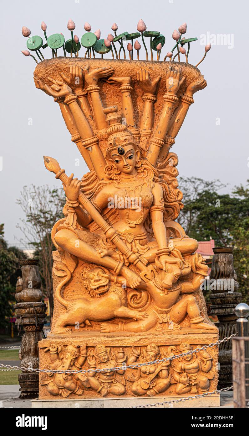 Eine moderne Statue von Durga, der hinduistischen Kriegergöttin, bei der Ermordung des Büffeldämons Mahishasura mit ihrem Dreizack. Stockfoto