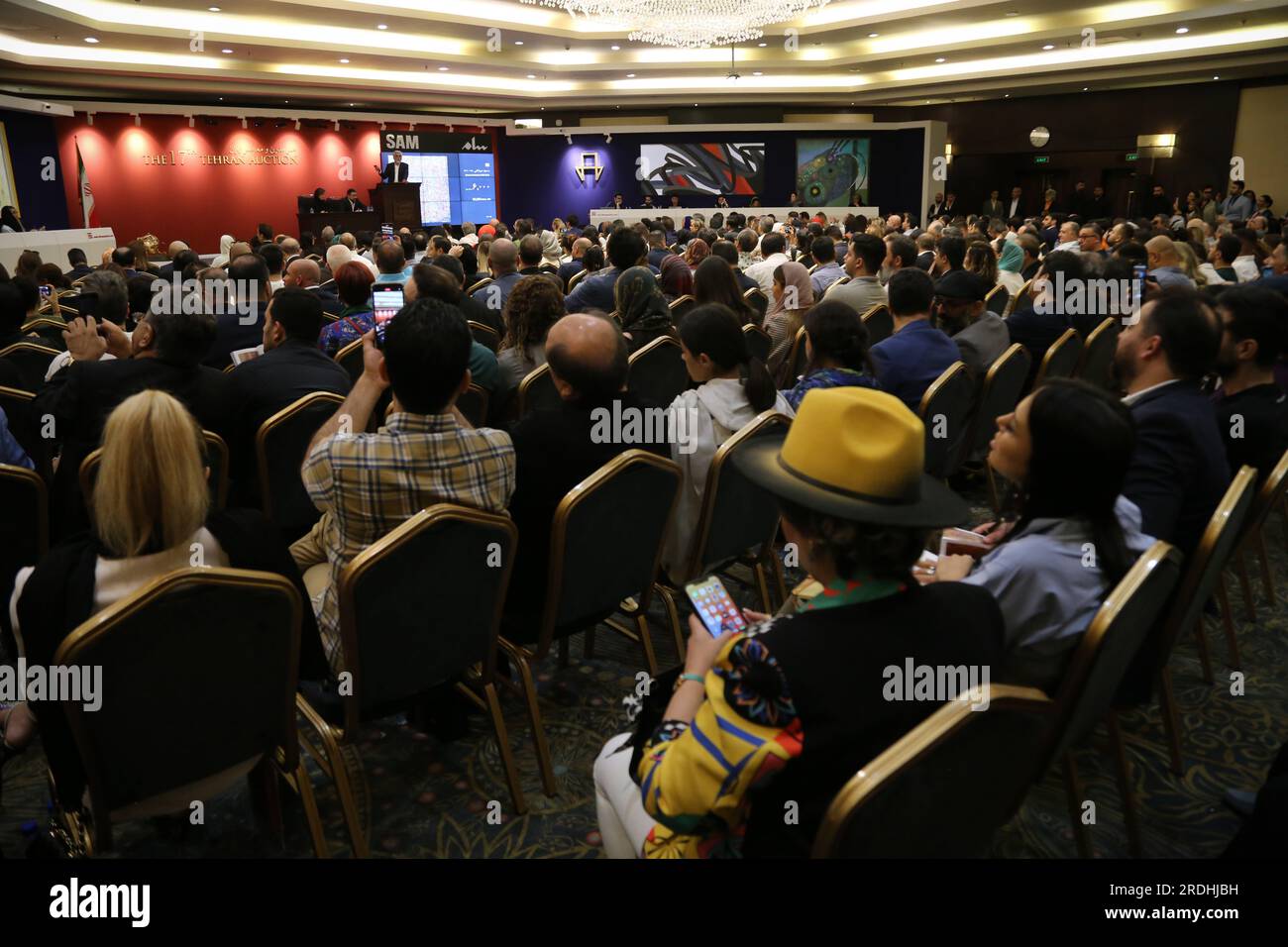 Teheran, Iran. 21. Juli 2023. Ein allgemeiner Blick auf die Halle der Auktion für moderne und zeitgenössische iranische Kunst 17. in Teheran im Parsian Azadi Hotel. Teheran Auction wurde 2012 als unabhängige und private Initiative gestartet, um iranische Kunst einzuführen, die von etablierten und aufstrebenden iranischen Künstlern bis hin zu iranischen Kunstsammlern und einem globalen Publikum reicht. Ziel ist es, den einheimischen Kunstmarkt als Schlüsselbasis für den internationalen Markt zu unterstützen. (Kreditbild: © RouzbritFouladi/ZUMA Press Wire) NUR REDAKTIONELLE VERWENDUNG! Nicht für den kommerziellen GEBRAUCH! Stockfoto