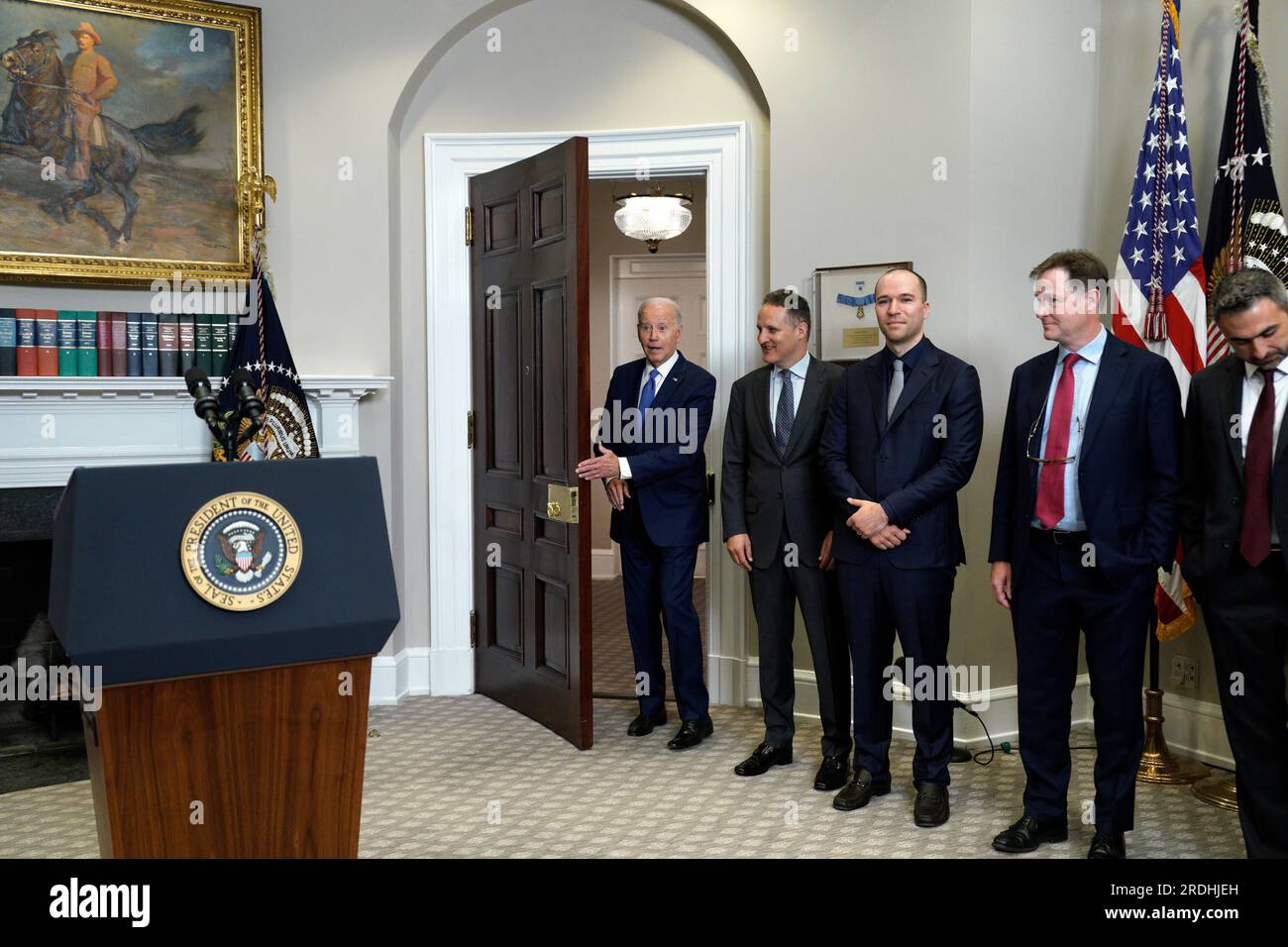 USA Präsident Joe Biden kommt am 21. Juli 2023, um neben den CEOs von sieben führenden KI-Unternehmen im Roosevelt Room des Weißen Hauses in Washington eine Rede über künstliche Intelligenz zu halten. Ebenfalls von Presidents links abgebildet: Adam Selipsky, CEO von Amazon Web Services; Greg Brockman, President von OpenAI; Nick Clegg, President von Meta; Und Mustafa Suleyman, CEO von Inflection AI. Guthaben: Yuri Gripas/Pool über CNP Stockfoto