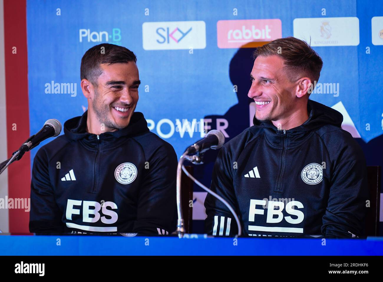Thailand. 21. Juli 2023. Harry Winks und Marc Albrighton aus Leicester City nehmen nach der Ankunft des Teams an einer Pressekonferenz zu ihrem Fußballspiel vor der Saison am Suvarnabhumi International Airport in der Provinz Samut Prakan Teil. Kredit: SOPA Images Limited/Alamy Live News Stockfoto