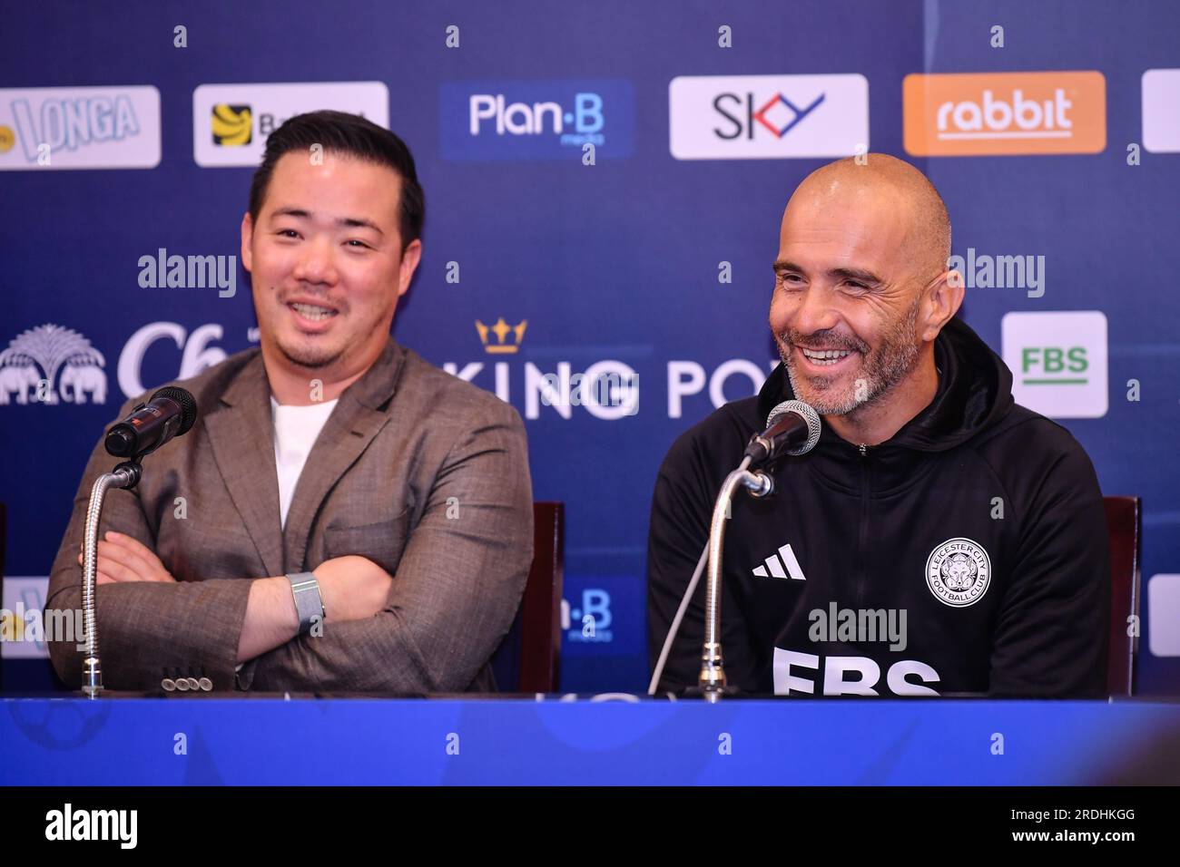 Thailand. 21. Juli 2023. Aiyawatt Srivaddhanaprabha Leicester City Chairman, Leicester City Manager Enzo Marescal von Leicester City, nimmt nach der Ankunft des Teams an einer Pressekonferenz Teil, um das Fußballspiel vor der Saison am Suvarnabhumi International Airport in der Provinz Samut Prakan zu erleben. Kredit: SOPA Images Limited/Alamy Live News Stockfoto