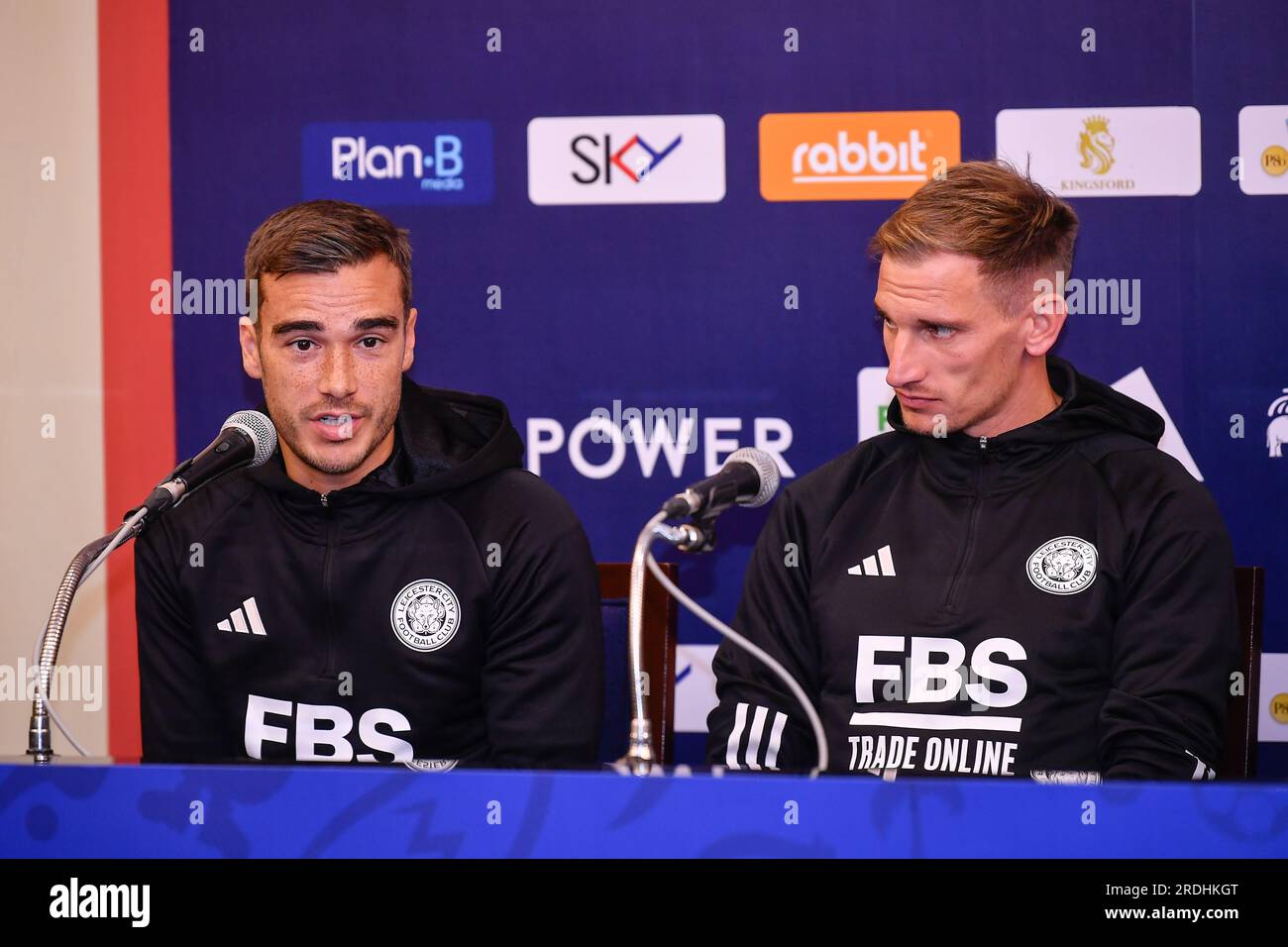 Thailand. 21. Juli 2023. Harry Winks und Marc Albrighton aus Leicester City nehmen nach der Ankunft des Teams an einer Pressekonferenz zu ihrem Fußballspiel vor der Saison am Suvarnabhumi International Airport in der Provinz Samut Prakan Teil. Kredit: SOPA Images Limited/Alamy Live News Stockfoto