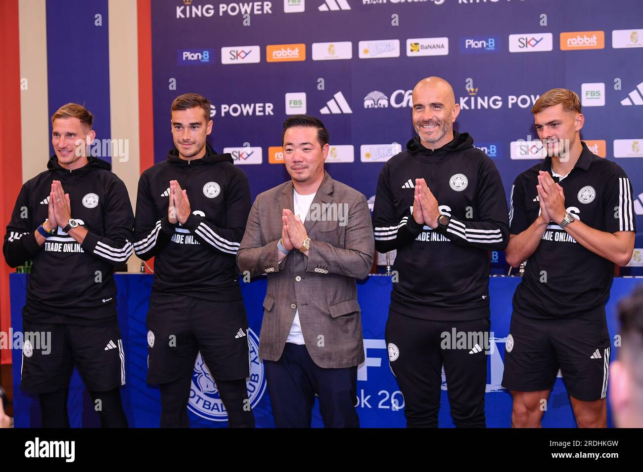 Thailand. 21. Juli 2023. Harry Winks, Marc Albrighton, Aiyawatt Srivaddhanaprabha Leicester City Chairman, Leicester City Manager Enzo Maresca und Kiernan Dewsbury-Hall of Leicester City nehmen nach der Ankunft des Teams an einer Pressekonferenz zu ihrem Fußballspiel vor der Saison am Suvarnabhumi International Airport in der Provinz Samut Prakan Teil. Kredit: SOPA Images Limited/Alamy Live News Stockfoto