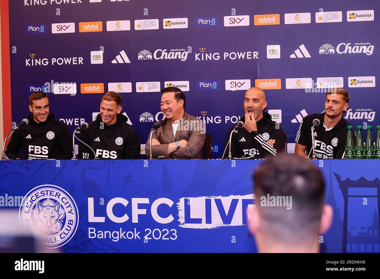 Thailand. 21. Juli 2023. Harry Winks aus Leicester City, Marc Albrighton aus Leicester City, Aiyawatt Srivaddhanaprabha Leicester City Chairman, Leicester City Manager Enzo Maresca und Kiernan Dewsbury-Hall of Leicester City nehmen nach der Ankunft des Teams an einer Pressekonferenz zu ihrem Fußballspiel vor der Saison am Suvarnabhumi International Airport in der Provinz Prakan Teil. Kredit: SOPA Images Limited/Alamy Live News Stockfoto